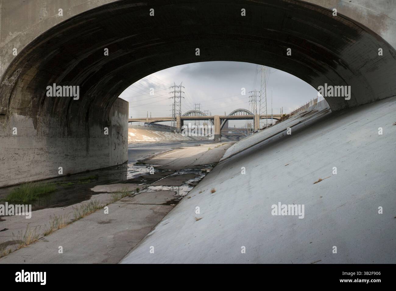 Oct 3, 2013 - Los Angeles, Californie, États-Unis - Une vue en amont depuis sous la 7e rue, avec les travées des ponts de la 6e, de la 4e et de la 1re rue au-dessus de la rivière L.A. en vue. (Crédit image : © Fred Hoerr/ZUMA Wire/ZUMAPRESS.com) Banque D'Images