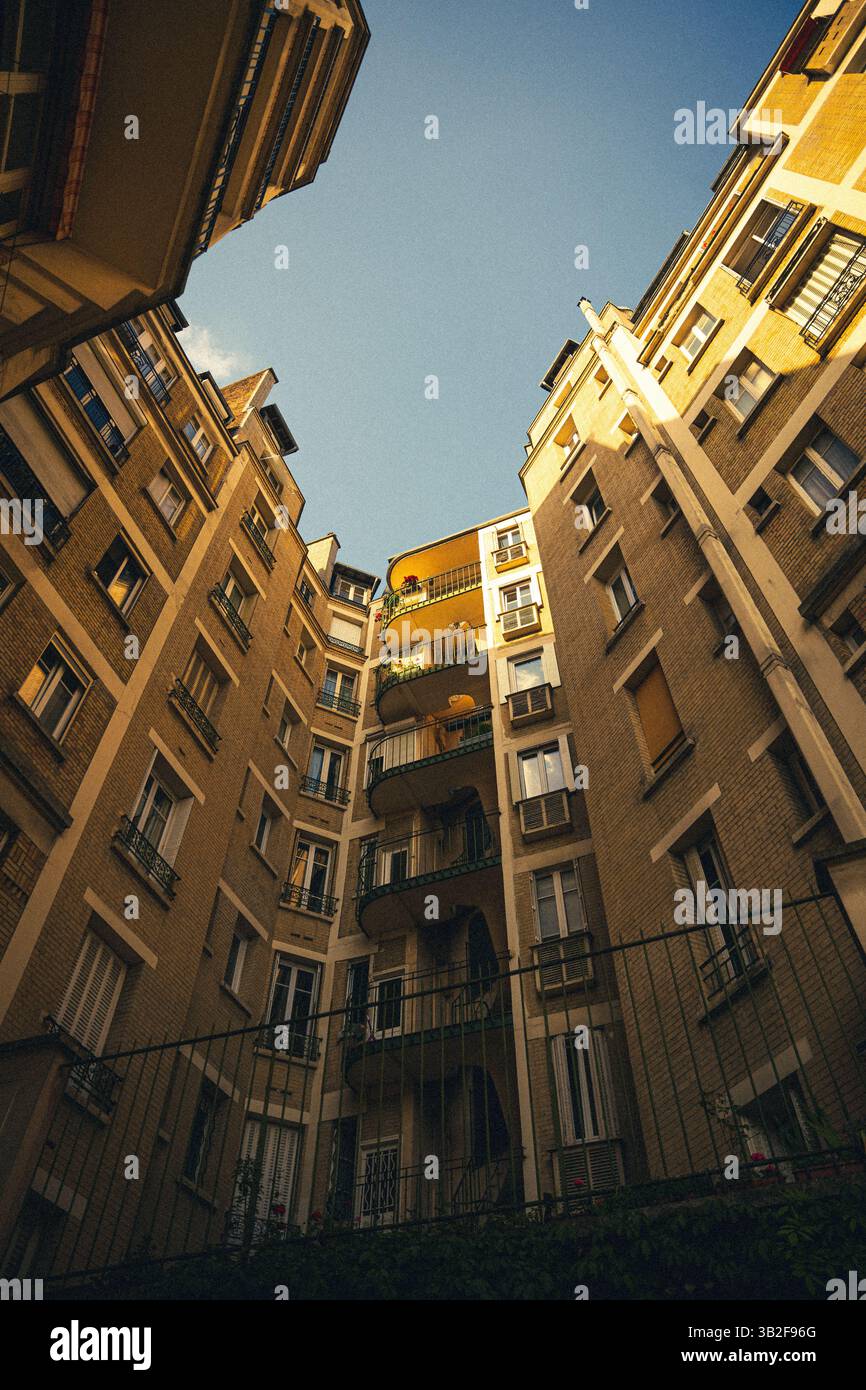 Vue géométrique sur la cour – vue vers le haut au milieu des structures urbaines Banque D'Images