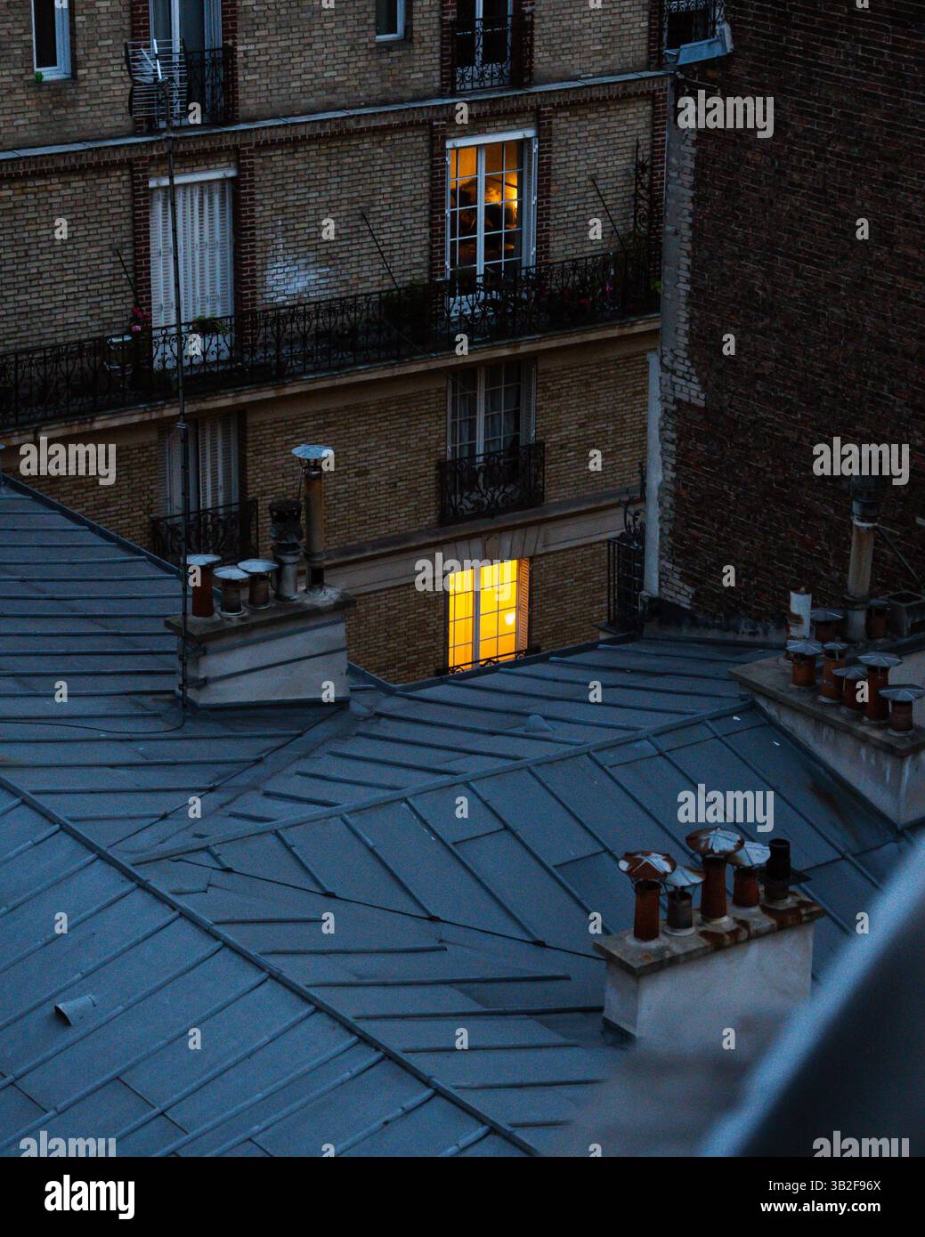 Façade urbaine détaillée – gros plan des fenêtres et des balcons Banque D'Images