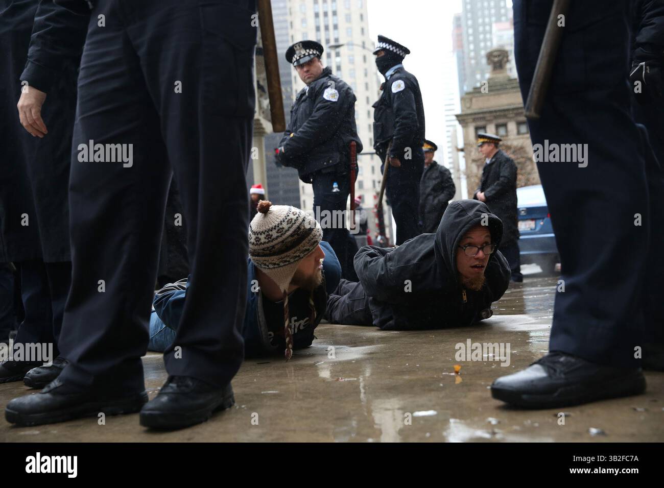 27 novembre 2015 - Chicago, il, États-Unis - deux personnes sont détenues près de Pioneer court à Chicago alors qu'un ensemble d'élus, d'activistes communautaires et de dirigeants syndicaux organisent une manifestation présentée comme une ''marche pour la justice'' le vendredi 27 novembre 2015, le long de Michigan Avenue, à la suite de la sortie d'une vidéo montrant un officier tirant mortellement sur Laquan McDonald. (Crédit image : © E. Jason Wambsgans/TNS via ZUMA Wire) Banque D'Images