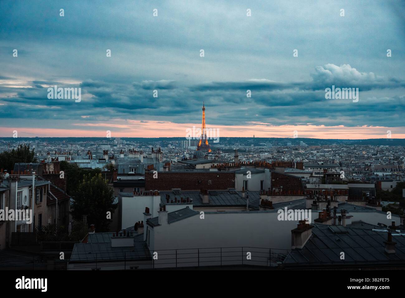 Majestueux paysage urbain de Paris – Tour Eiffel sous un ciel spectaculaire Banque D'Images Majestueux paysage urbain de Paris – Tour Eiffel sous un ciel spectaculaire Banque D'Images