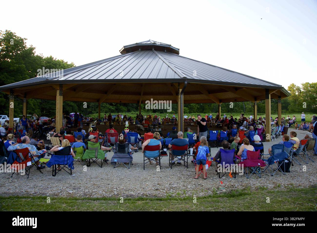 20 juin 2015 - Council Grove, Kansas, États-Unis d'Amérique - Council Grove, Kansas 6-20-2015.la nation Kaw, également appelée Kanza, tribu indienne américaine détient son premier pouvoir officiel en 142 ans sur ses propres terres près de Council Grove, Kansas..les Indiens Kaw avaient revendiqué un territoire qui couvrait des parties du Kansas, du Nebraska et du Missouri, mais au milieu du 19ème siècle, elle a été forcée dans ce qui est maintenant Oklahoma..ÊThe tribu est enracinée dans l'histoire du Kansas. L'État a pris son nom de la tribu, et un guerrier Kaw se dresse au sommet du dôme du Capitole de l'État..un traité de paix de 1825 avec t Banque D'Images