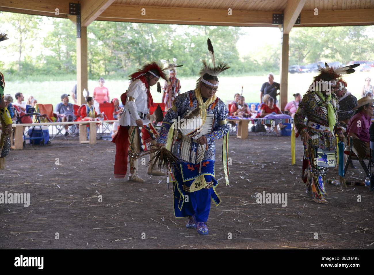 20 juin 2015 - Council Grove, Kansas, États-Unis d'Amérique - Council Grove, Kansas 6-20-2015.la nation Kaw, également appelée Kanza, tribu indienne américaine détient son premier pouvoir officiel en 142 ans sur ses propres terres près de Council Grove, Kansas..les Indiens Kaw avaient revendiqué un territoire qui couvrait des parties du Kansas, du Nebraska et du Missouri, mais au milieu du 19ème siècle, elle a été forcée dans ce qui est maintenant Oklahoma..ÊThe tribu est enracinée dans l'histoire du Kansas. L'État a pris son nom de la tribu, et un guerrier Kaw se dresse au sommet du dôme du Capitole de l'État..un traité de paix de 1825 avec t Banque D'Images