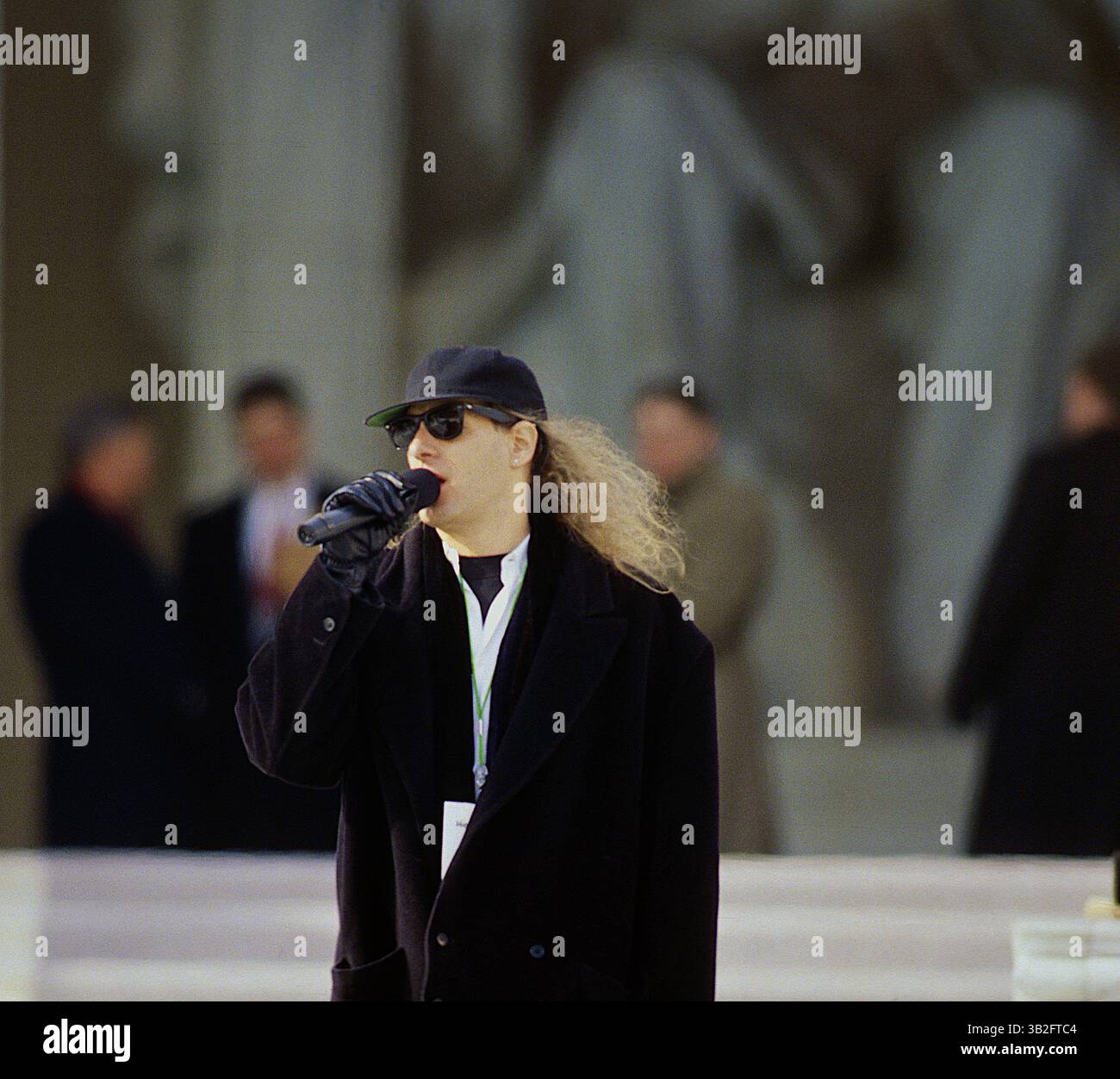 5 février 2015 - Washington, District of Columbia, États-Unis d'Amérique - Washington, DC. 1-17-1993.Michael Bolton se produit au gala inaugural Clinton sur les marches ouest du Lincoln Memorial. Michael Bolotin, connu professionnellement sous le nom de Michael Bolton, est un chanteur et compositeur américain. Bolton joue à l'origine dans les genres hard rock et heavy metal du milieu des années 1970 au milieu des années 1980, à la fois sur ses premiers albums solo et ceux qu'il enregistre en tant que leader du groupe Blackjack. Il est devenu plus connu pour sa série de ballades pop rock, enregistrées après un changement stylistique à la fin des années 1980 Banque D'Images