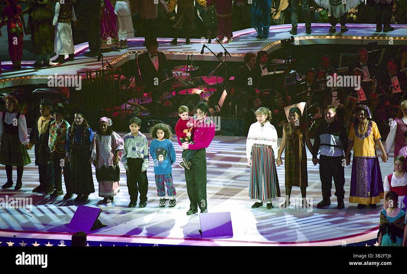 4 mai 2015 - Landover, Maryland, États-Unis d'Amérique - Landover, Maryland 1-19-1993.Michael Jackson se produit sur scène pour la ''Réunion américaine'' le 52e Gala inaugural qui s'est tenu à la U.S. Arena en l'honneur du président William Jefferson Clinton..crédit : Mark Reinstein (crédit image : © Mark Reinstein via ZUMA Wire) Banque D'Images
