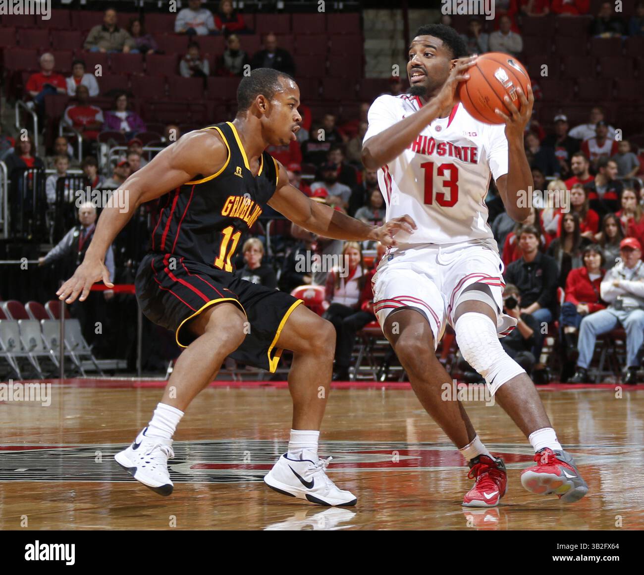 17 novembre 2015 - Columbus, OH, USA - JaQuan Lyle de l'Ohio State (13) est gardé par Arnold Richmond de Grambling State (11) à Value City Arena à Columbus, Ohio, le mardi 17 novembre 2015. (Crédit image : © Barbara J. Perenic/TNS via ZUMA Wire) Banque D'Images