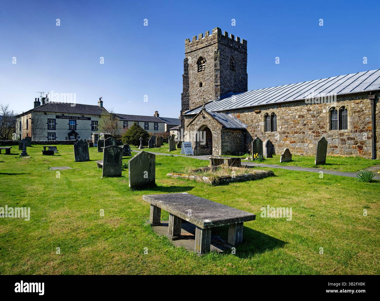 Royaume-Uni, North Yorkshire, Yorkshire Dales, Horton-in-Ribblesdale, St Oswald's Church avec le Golden Lion Hotel en arrière-plan. Banque D'Images