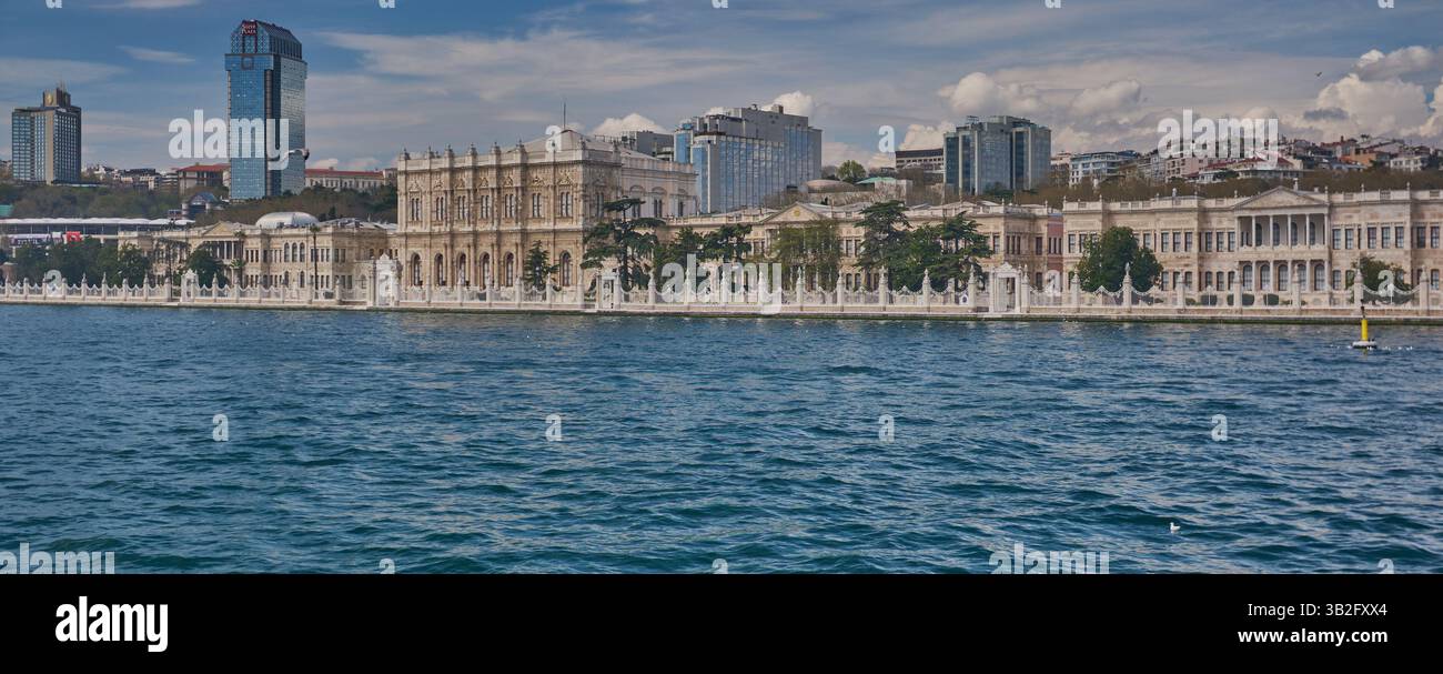 Palais Dolmabahçe (turc : Dolmabahçe Sarayı) situé dans le district de Beşiktaş sur la côte européenne du détroit du Bosphore Istanbul, Turquie Banque D'Images