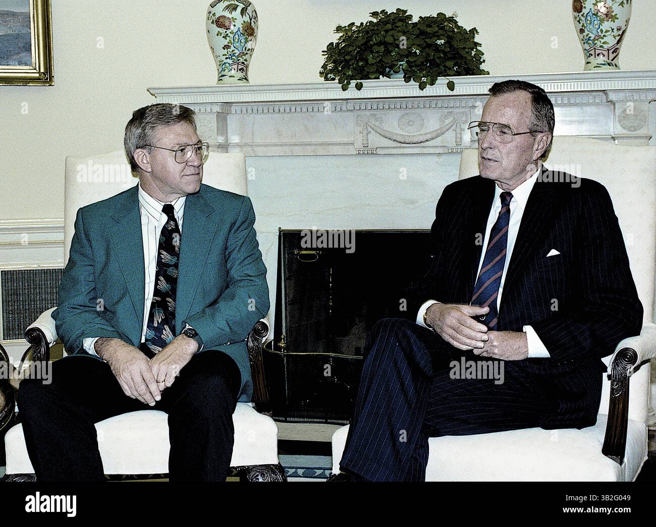 3 avril 2015 - Washington, District of Columbia, États-Unis d'Amérique - Washington, DC. 9-18-1991.le président George H.W. Bush rencontre dans le bureau ovale de la Maison Blanche le docteur Harvey D. Blankespoor (PhD) qui a été nommé « professeur de l'année » Dr Blankespoor enseigne la biologie au Hope College à Holland, Michigan. . Crédit : Mark Reinstein (crédit image : © Mark Reinstein via ZUMA Wire) Banque D'Images