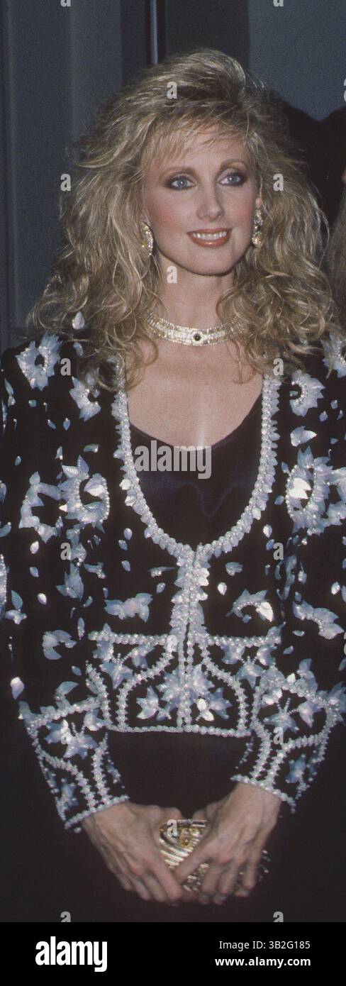 29 août 2015 - Washington, District of Columbia, États-Unis d'Amérique - Washington, DC. 1988.Morgan Fairchild est une actrice américaine. Elle a acquis de la notoriété à la fin des années 1970 et au début des années 1980 avec des rôles continus dans plusieurs séries télévisées, dans lesquelles elle véhiculait généralement une image glamour. Actuellement, elle est membre du conseil d’administration de la Guilde depuis trois ans et a siégé à plusieurs comités, notamment le comité législatif coprésident, le comité exécutif national, le comité des relations SAG-AFTRA, le comité des contrats commerciaux, le comité des honneurs et des hommages (HATS) et la gouvernance de la Guilde Banque D'Images