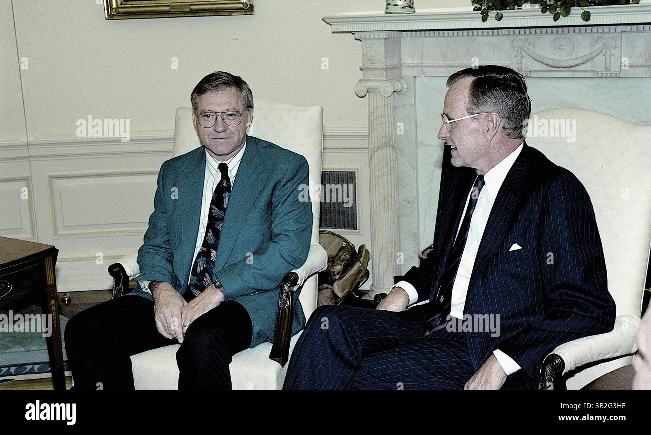 3 avril 2015 - Washington, District of Columbia, États-Unis d'Amérique - Washington, DC. 9-18-1991.le président George H.W. Bush rencontre dans le bureau ovale de la Maison Blanche le docteur Harvey D. Blankespoor (PhD) qui a été nommé « professeur de l'année » Dr Blankespoor enseigne la biologie au Hope College à Holland, Michigan. . Crédit : Mark Reinstein (crédit image : © Mark Reinstein via ZUMA Wire) Banque D'Images
