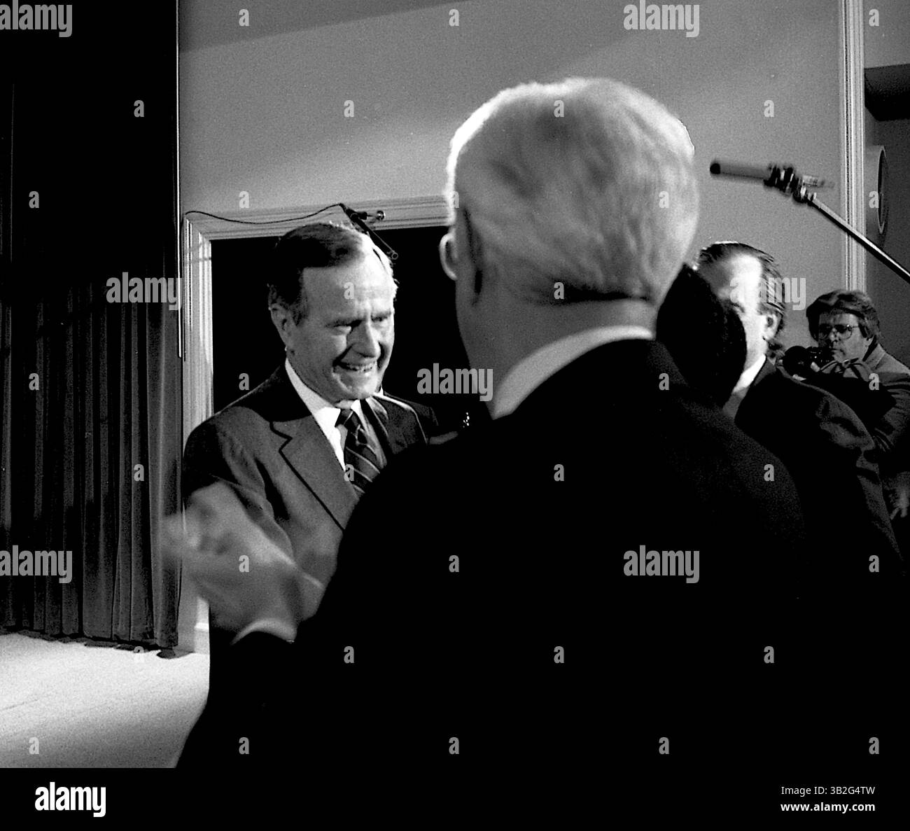 Avril 18,1991 - Washington, District of Columbia, États-Unis - L'ancien président GEORGE H.W. BUSH serre la main aux invités de devant dans la salle 450 OEOB. (Crédit image : © Mark Reinstein/ZUMA Wire) Banque D'Images