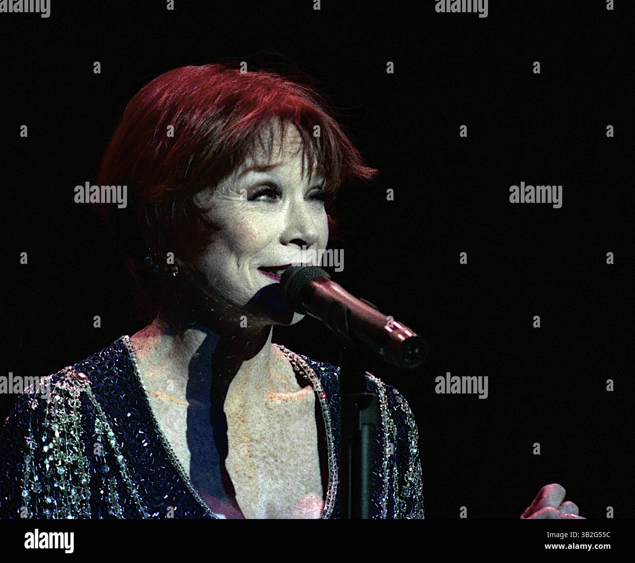 19 juin 2015 - Washington, District of Columbia, États-Unis d'Amérique - Washington, DC. 10-1-1992.Shirley MacLean Beaty connu professionnellement sous le nom de Shirley MacLaine, est une actrice américaine de cinéma, de télévision et de théâtre, chanteuse, danseuse, activiste et auteur. Elle a remporté un Academy Award, cinq Golden Globe Awards, dont le Cecil B. DeMille Award, un Emmy Award et deux BAFTA Awards. Se produit au Warner Theater à Washington DC. Crédit : Mark Reinstein (crédit image : © Mark Reinstein via ZUMA Wire) Banque D'Images