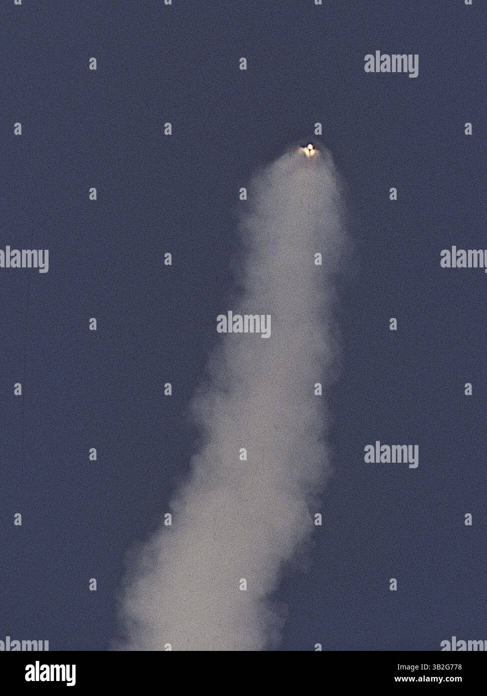 27 février 2015 - Merritt Island, Floride, États-Unis d'Amérique - Merritt Island, Floride. 4-28-1991.la navette spatiale ''Discovery'' sur son imposante colonne de flamme est à environ 60 miles de distance. Préparation à la séparation SRB. . Mission : Ministère de la Défense, AFP-675 ; IBSS ; SPAS-II. Navette spatiale : découverte. Plate-forme de lancement : 39a.lancement : 28 avril 1991, 7 h 33 h 14 HAE. Site d'atterrissage : Kennedy Space Center, Floride. Atterrissage : 6 mai 1991, 14 :55 :37, HAE. Durée de la mission : 8 jours, 7 heures, 22 minutes, 23 secondes. Altitude de l'orbite : 190 milles marins. Inclinaison de l'orbite : 57 degrés. Des départementaux dédiés Banque D'Images