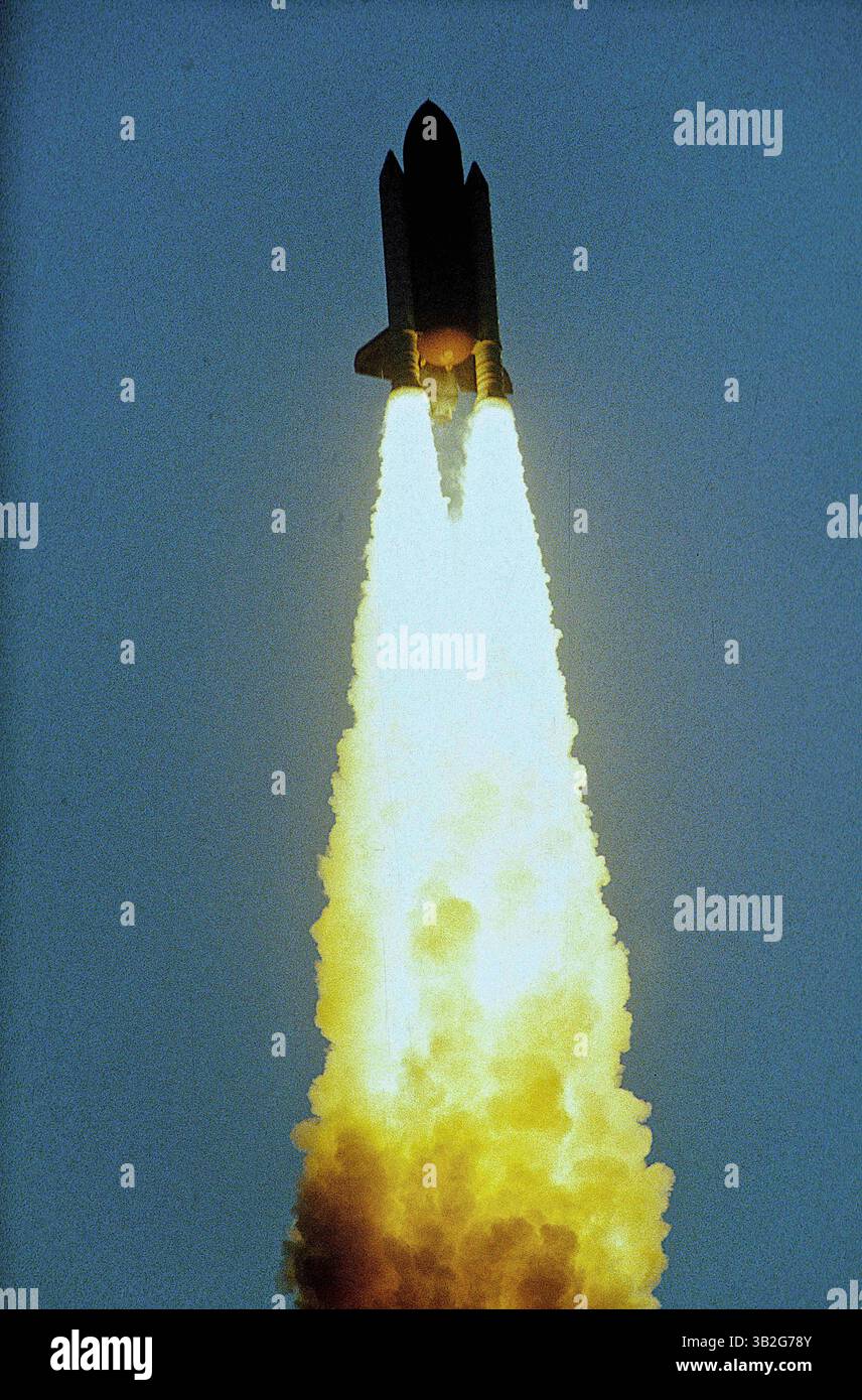 28 février 2015 - Merritt Island, Floride, États-Unis d'Amérique - Merritt Island, Floride. 4-28-1991.la navette spatiale ''Discovery'' sur son imposante colonne de flamme est à environ 60 miles de distance. Préparation à la séparation SRB. . Mission : Ministère de la Défense, AFP-675 ; IBSS ; SPAS-II. Navette spatiale : découverte. Plate-forme de lancement : 39a.lancement : 28 avril 1991, 7 h 33 h 14 HAE. Site d'atterrissage : Kennedy Space Center, Floride. Atterrissage : 6 mai 1991, 14 :55 :37, HAE. Durée de la mission : 8 jours, 7 heures, 22 minutes, 23 secondes. Altitude de l'orbite : 190 milles marins. Inclinaison de l'orbite : 57 degrés. Des départementaux dédiés Banque D'Images