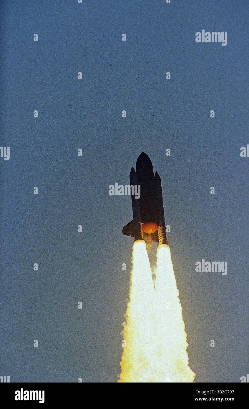 28 février 2015 - Merritt Island, Floride, États-Unis d'Amérique - Merritt Island, Floride. 4-28-1991.la navette spatiale ''Discovery'' sur son imposante colonne de flamme est à environ 60 miles de distance. Préparation à la séparation SRB. . Mission : Ministère de la Défense, AFP-675 ; IBSS ; SPAS-II. Navette spatiale : découverte. Plate-forme de lancement : 39a.lancement : 28 avril 1991, 7 h 33 h 14 HAE. Site d'atterrissage : Kennedy Space Center, Floride. Atterrissage : 6 mai 1991, 14 :55 :37, HAE. Durée de la mission : 8 jours, 7 heures, 22 minutes, 23 secondes. Altitude de l'orbite : 190 milles marins. Inclinaison de l'orbite : 57 degrés. Des départementaux dédiés Banque D'Images