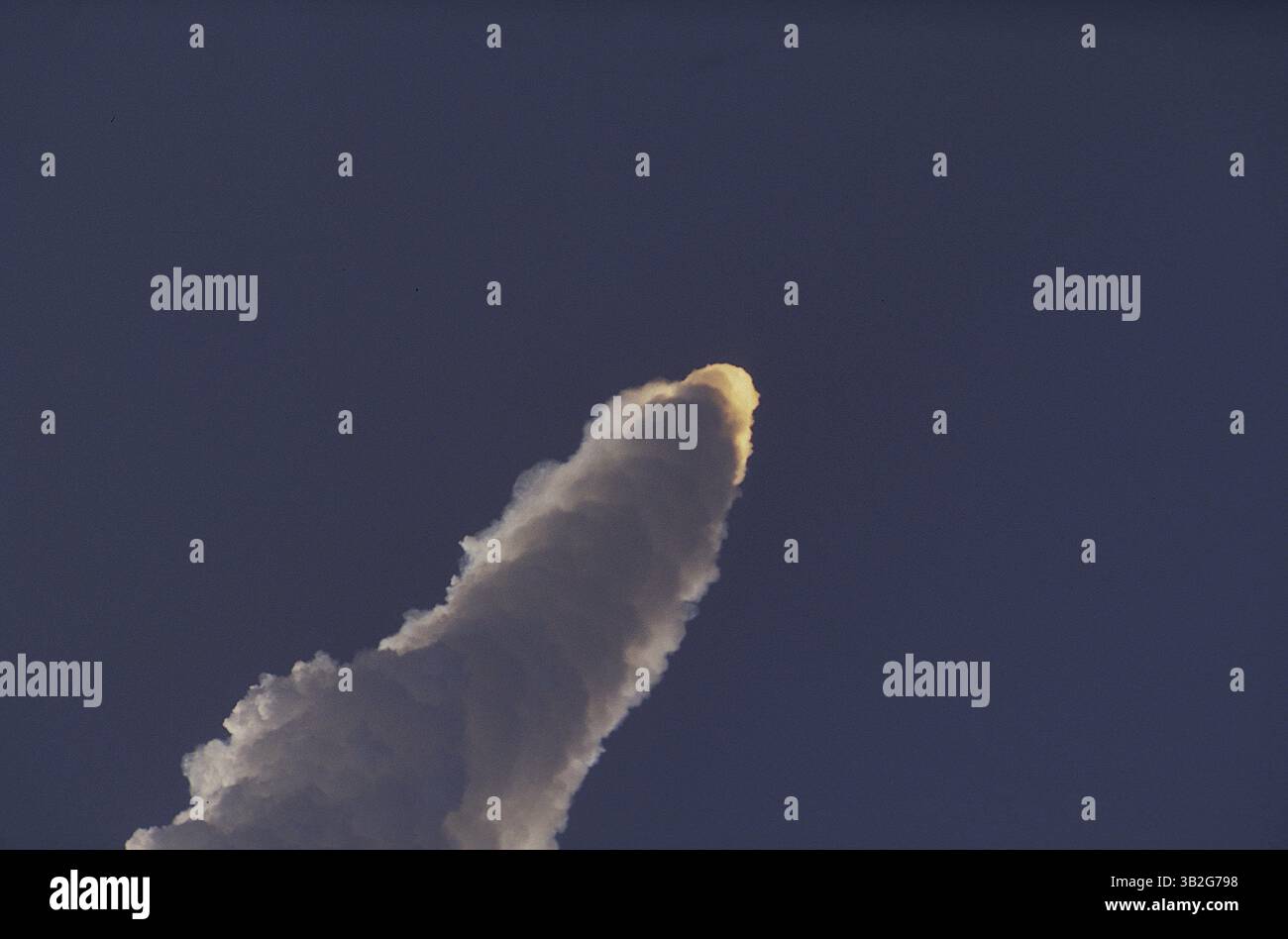 27 février 2015 - Merritt Island, Floride, États-Unis d'Amérique - Merritt Island, Floride. 4-28-1991.la navette spatiale ''Discovery'' sur son imposante colonne de flamme est à environ 60 miles de distance. Préparation à la séparation SRB. . Mission : Ministère de la Défense, AFP-675 ; IBSS ; SPAS-II. Navette spatiale : découverte. Plate-forme de lancement : 39a.lancement : 28 avril 1991, 7 h 33 h 14 HAE. Site d'atterrissage : Kennedy Space Center, Floride. Atterrissage : 6 mai 1991, 14 :55 :37, HAE. Durée de la mission : 8 jours, 7 heures, 22 minutes, 23 secondes. Altitude de l'orbite : 190 milles marins. Inclinaison de l'orbite : 57 degrés. Des départementaux dédiés Banque D'Images
