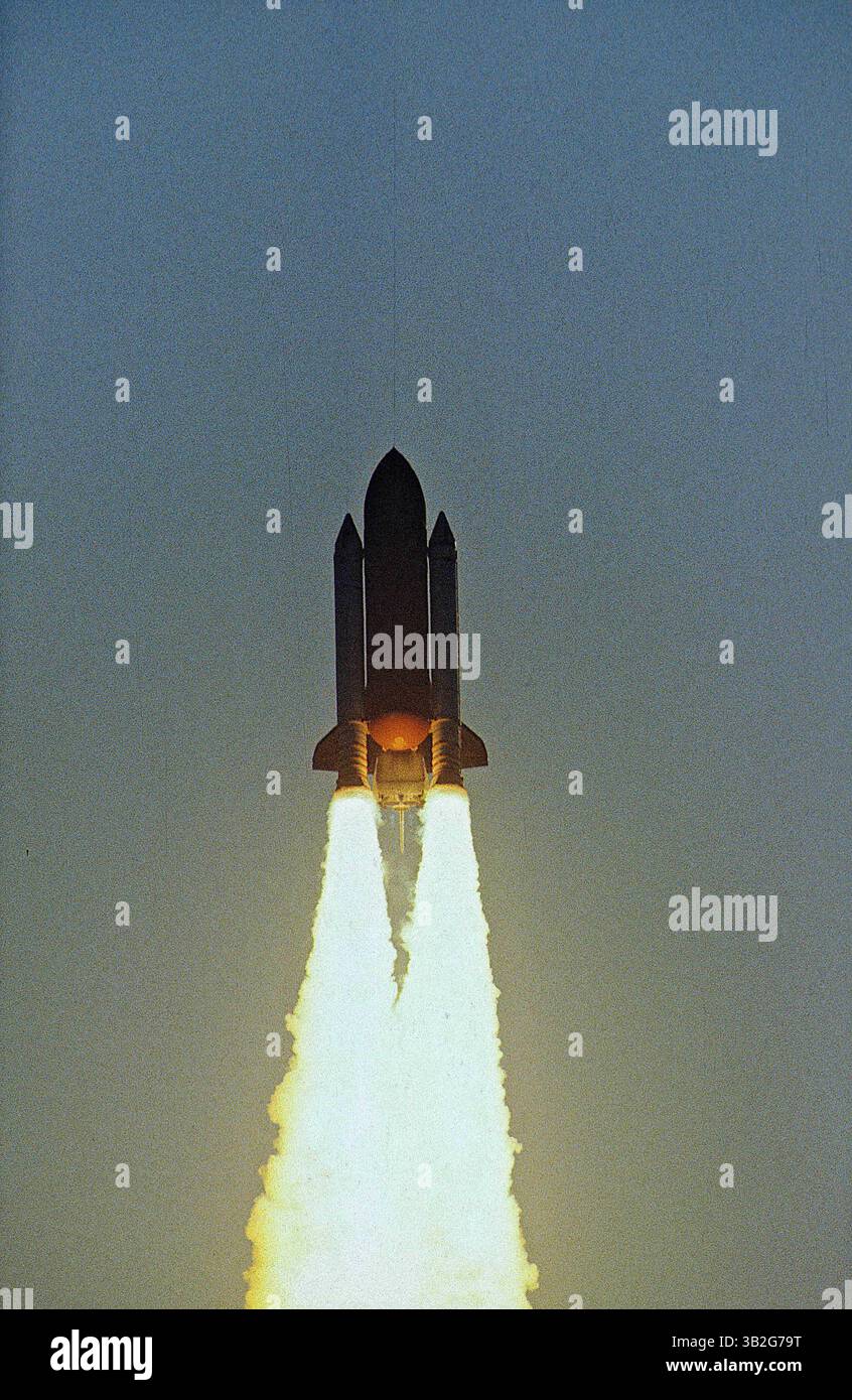 28 février 2015 - Merritt Island, Floride, États-Unis d'Amérique - Merritt Island, Floride. 4-28-1991.la navette spatiale ''Discovery'' sur son imposante colonne de flamme est à environ 60 miles de distance. Préparation à la séparation SRB. . Mission : Ministère de la Défense, AFP-675 ; IBSS ; SPAS-II. Navette spatiale : découverte. Plate-forme de lancement : 39a.lancement : 28 avril 1991, 7 h 33 h 14 HAE. Site d'atterrissage : Kennedy Space Center, Floride. Atterrissage : 6 mai 1991, 14 :55 :37, HAE. Durée de la mission : 8 jours, 7 heures, 22 minutes, 23 secondes. Altitude de l'orbite : 190 milles marins. Inclinaison de l'orbite : 57 degrés. Des départementaux dédiés Banque D'Images