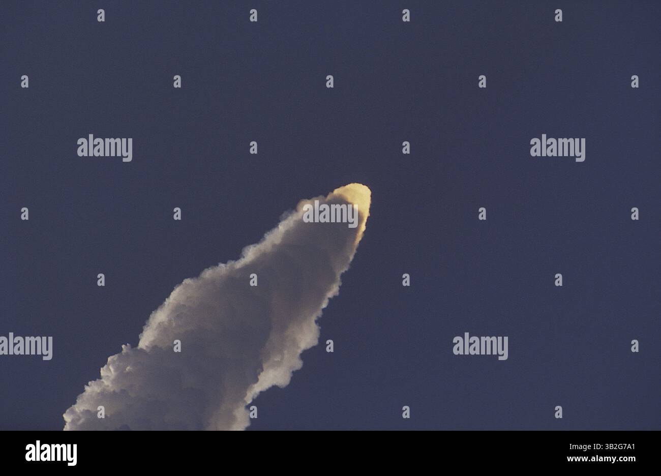 28 février 2015 - Merritt Island, Floride, États-Unis d'Amérique - Merritt Island, Floride. 4-28-1991.la navette spatiale ''Discovery'' sur son imposante colonne de flamme est à environ 60 miles de distance. Préparation à la séparation SRB. . Mission : Ministère de la Défense, AFP-675 ; IBSS ; SPAS-II. Navette spatiale : découverte. Plate-forme de lancement : 39a.lancement : 28 avril 1991, 7 h 33 h 14 HAE. Site d'atterrissage : Kennedy Space Center, Floride. Atterrissage : 6 mai 1991, 14 :55 :37, HAE. Durée de la mission : 8 jours, 7 heures, 22 minutes, 23 secondes. Altitude de l'orbite : 190 milles marins. Inclinaison de l'orbite : 57 degrés. Des départementaux dédiés Banque D'Images