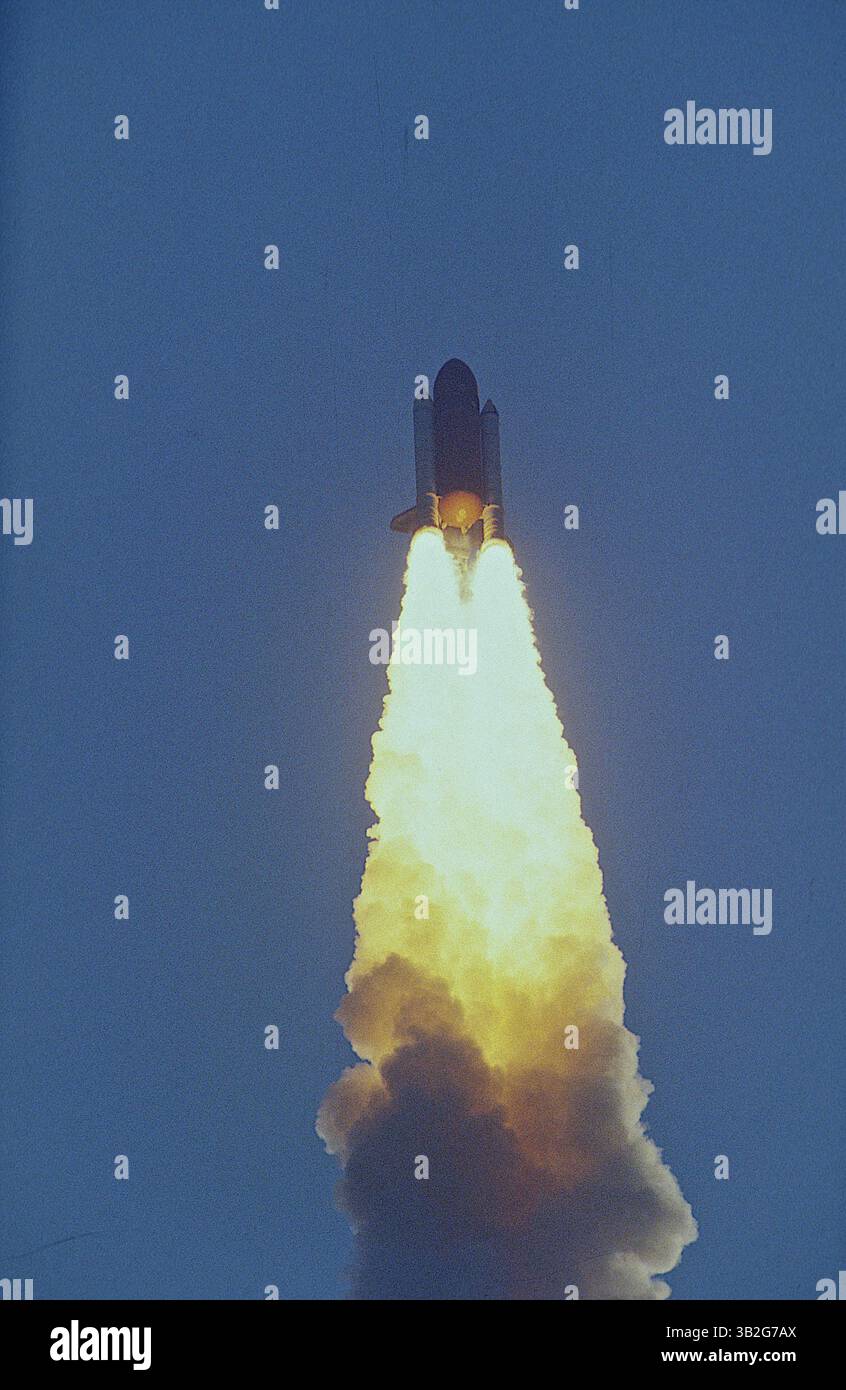 28 février 2015 - Merritt Island, Floride, États-Unis d'Amérique - Merritt Island, Floride. 4-28-1991.la navette spatiale ''Discovery'' sur son imposante colonne de flamme est à environ 60 miles de distance. Préparation à la séparation SRB. . Mission : Ministère de la Défense, AFP-675 ; IBSS ; SPAS-II. Navette spatiale : découverte. Plate-forme de lancement : 39a.lancement : 28 avril 1991, 7 h 33 h 14 HAE. Site d'atterrissage : Kennedy Space Center, Floride. Atterrissage : 6 mai 1991, 14 :55 :37, HAE. Durée de la mission : 8 jours, 7 heures, 22 minutes, 23 secondes. Altitude de l'orbite : 190 milles marins. Inclinaison de l'orbite : 57 degrés. Des départementaux dédiés Banque D'Images