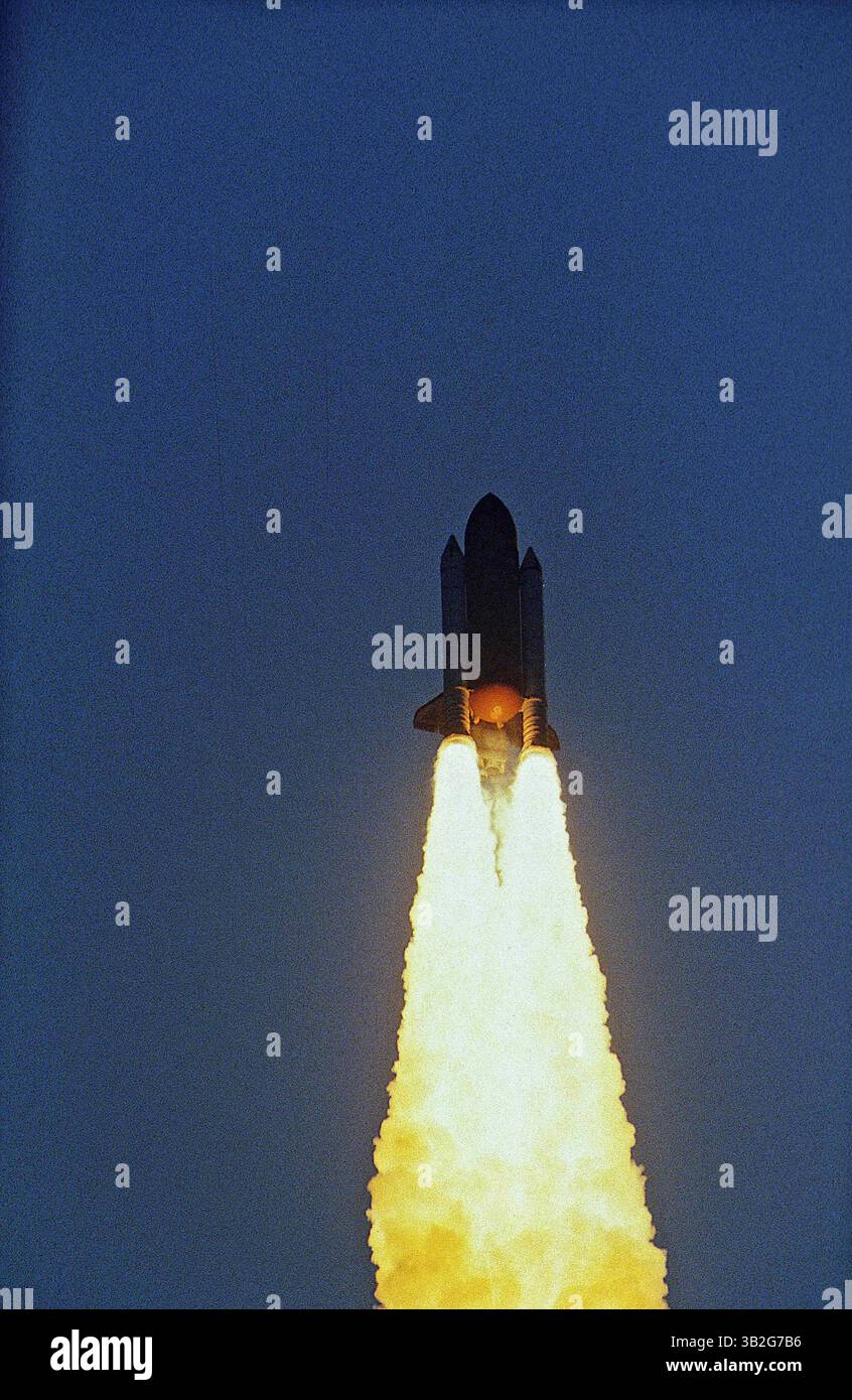 28 février 2015 - Merritt Island, Floride, États-Unis d'Amérique - Merritt Island, Floride. 4-28-1991.la navette spatiale ''Discovery'' sur son imposante colonne de flamme est à environ 60 miles de distance. Préparation à la séparation SRB. . Mission : Ministère de la Défense, AFP-675 ; IBSS ; SPAS-II. Navette spatiale : découverte. Plate-forme de lancement : 39a.lancement : 28 avril 1991, 7 h 33 h 14 HAE. Site d'atterrissage : Kennedy Space Center, Floride. Atterrissage : 6 mai 1991, 14 :55 :37, HAE. Durée de la mission : 8 jours, 7 heures, 22 minutes, 23 secondes. Altitude de l'orbite : 190 milles marins. Inclinaison de l'orbite : 57 degrés. Des départementaux dédiés Banque D'Images