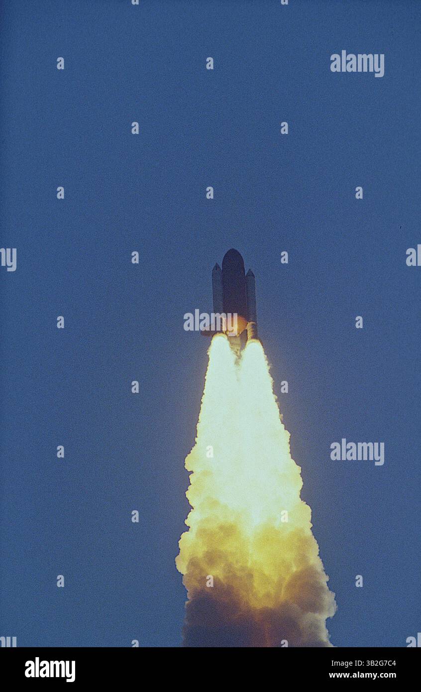 28 février 2015 - Merritt Island, Floride, États-Unis d'Amérique - Merritt Island, Floride. 4-28-1991.la navette spatiale ''Discovery'' sur son imposante colonne de flamme est à environ 60 miles de distance. Préparation à la séparation SRB. . Mission : Ministère de la Défense, AFP-675 ; IBSS ; SPAS-II. Navette spatiale : découverte. Plate-forme de lancement : 39a.lancement : 28 avril 1991, 7 h 33 h 14 HAE. Site d'atterrissage : Kennedy Space Center, Floride. Atterrissage : 6 mai 1991, 14 :55 :37, HAE. Durée de la mission : 8 jours, 7 heures, 22 minutes, 23 secondes. Altitude de l'orbite : 190 milles marins. Inclinaison de l'orbite : 57 degrés. Des départementaux dédiés Banque D'Images