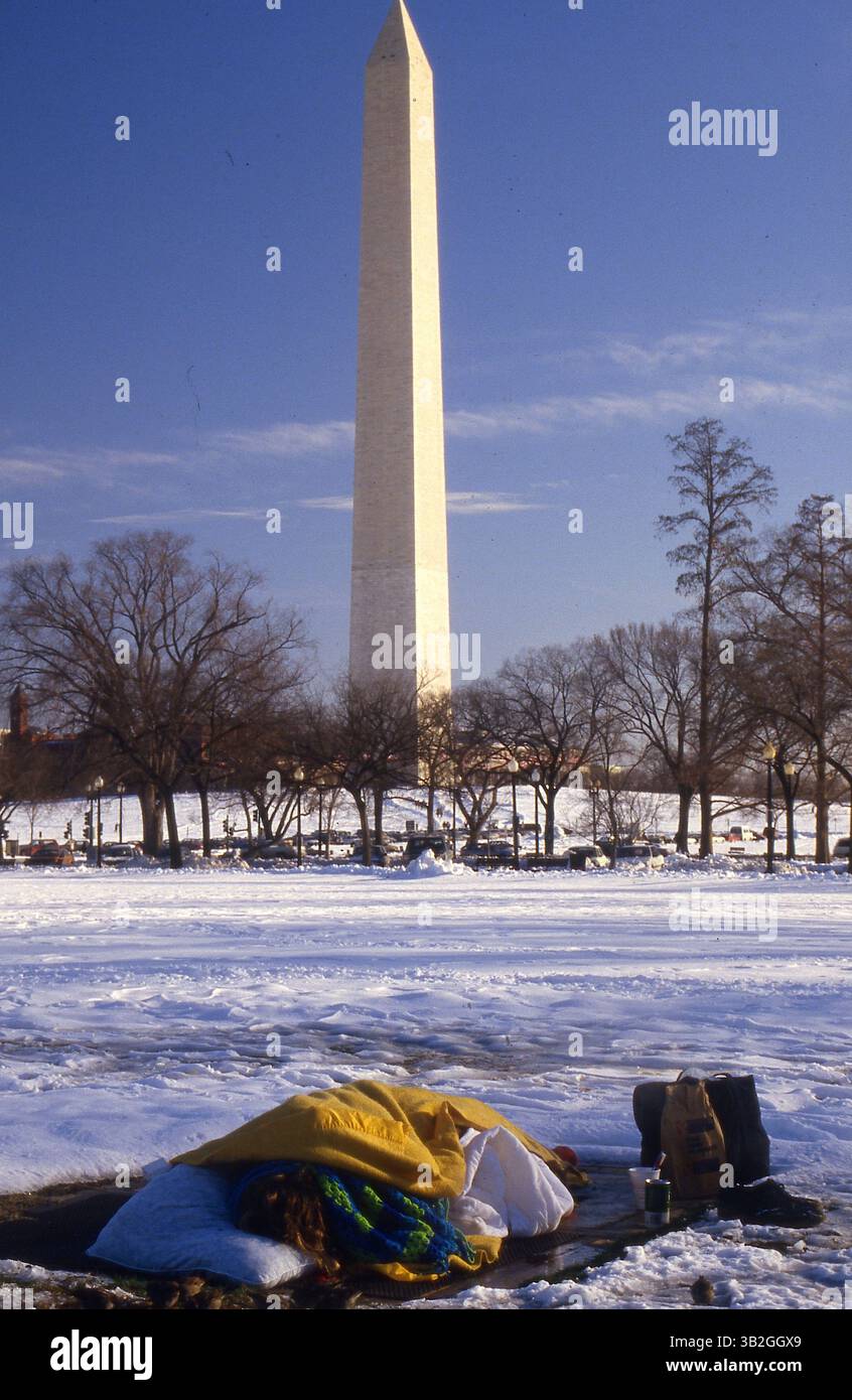 23 septembre 2013 - Washington, District of Columbia, États-Unis d'Amérique - Washington DC non daté . Homme sans-abri dort sur un évent de vapeur entouré de neige avec le Washington Monument en arrière-plan..crédit : Mark Reinstein (crédit image : © Mark Reinstein via ZUMA Wire) Banque D'Images