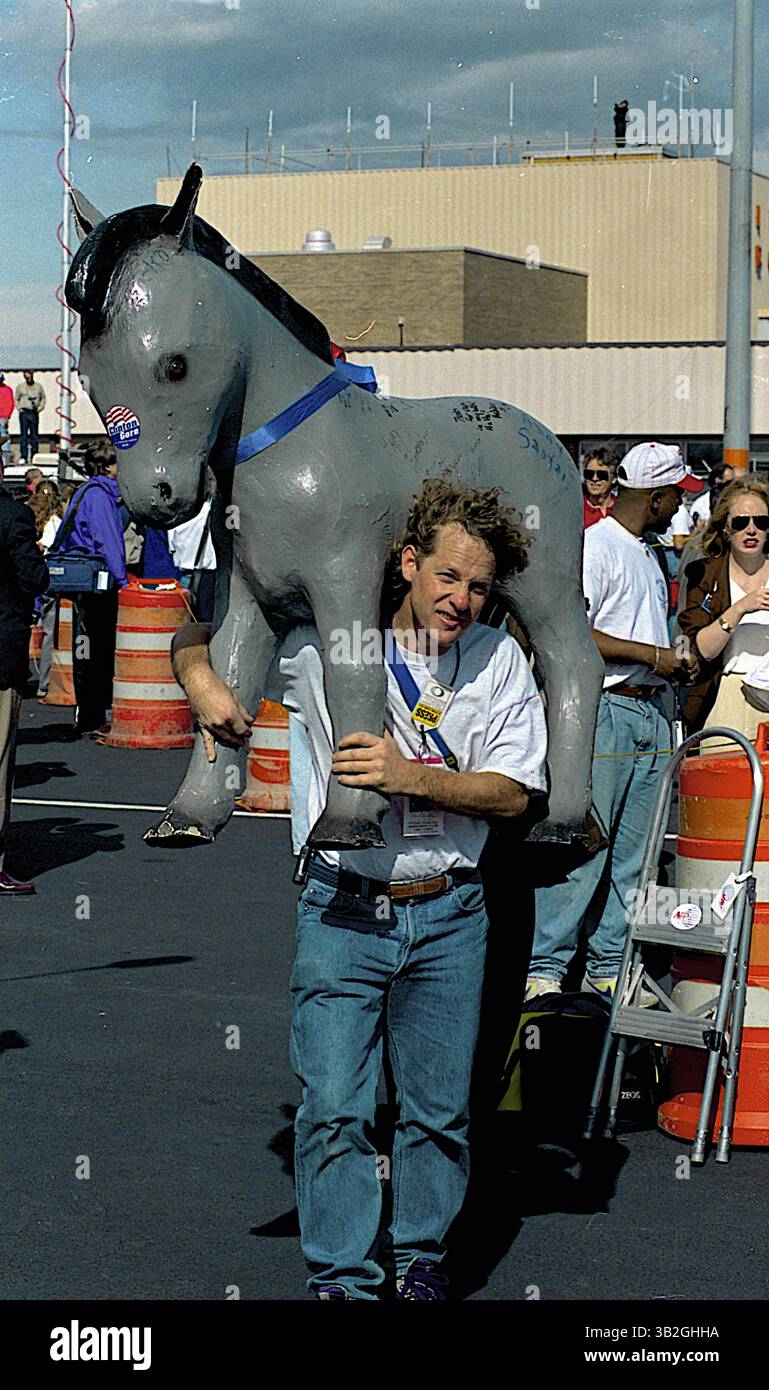 19 mai 2015 - Little Rock, Arkansas, États-Unis d'Amérique - Little Rock, Arkansas. 11-3-1992.Gouverneur (bientôt président élu) William Jefferson Clinton avec sa femme Hillary et sa fille Chelsea marchent sur les marches de son avion de campagne pour la dernière fois, ce matin après être arrivé à Little Rock de Denver le dernier arrêt de sa campagne avant de voter plus tard aujourd'hui dans sa ville natale. Un membre du corps de presse itinérant qui couvrait le Gouverneur pendant la campagne s'éloigne de l'avion avec la mascotte d'âne mâché en papier. . Crédit : Mark Reinstein (crédit image : © Mark Reinste Banque D'Images
