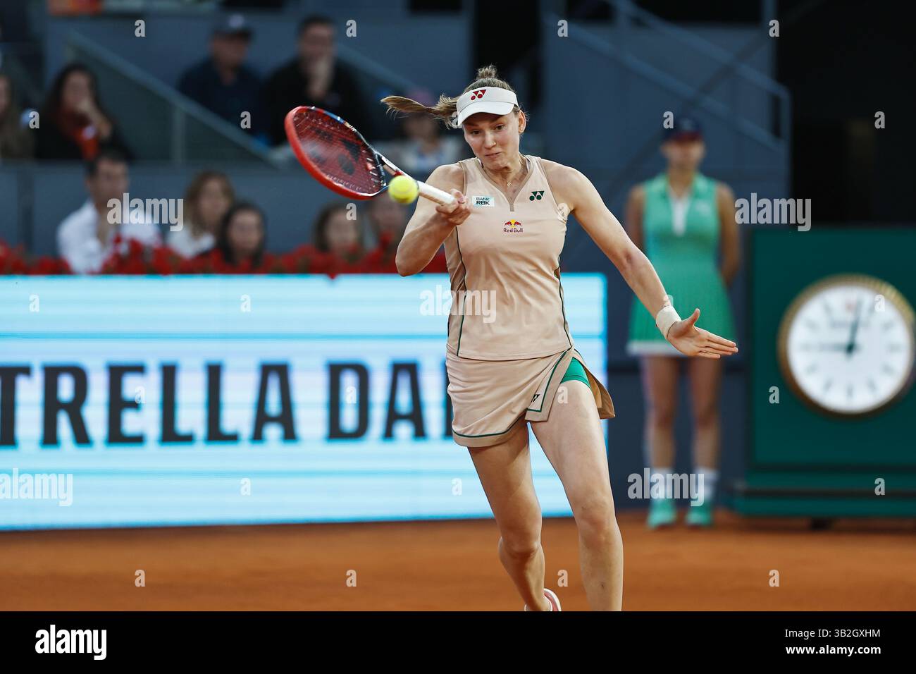 Madrid, Espagne. 27 avril 2025. Elena Rybakina (UKR) Tennis : Elena Rybakina lors de la ronde simple de 32 match contre Elina Svitolina sur le WTA tour 1000 tournois Mutua Madrid Open tournoi de tennis à la Caja Magica de Madrid, Espagne . Crédit : Mutsu Kawamori/AFLO/Alamy Live News Banque D'Images