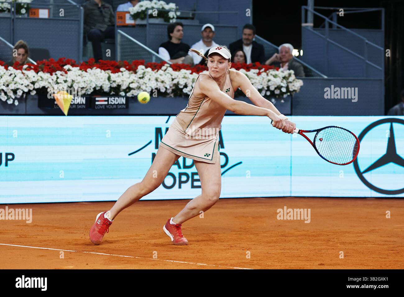 Madrid, Espagne. 27 avril 2025. Elena Rybakina (UKR) Tennis : Elena Rybakina lors de la ronde simple de 32 match contre Elina Svitolina sur le WTA tour 1000 tournois Mutua Madrid Open tournoi de tennis à la Caja Magica de Madrid, Espagne . Crédit : Mutsu Kawamori/AFLO/Alamy Live News Banque D'Images