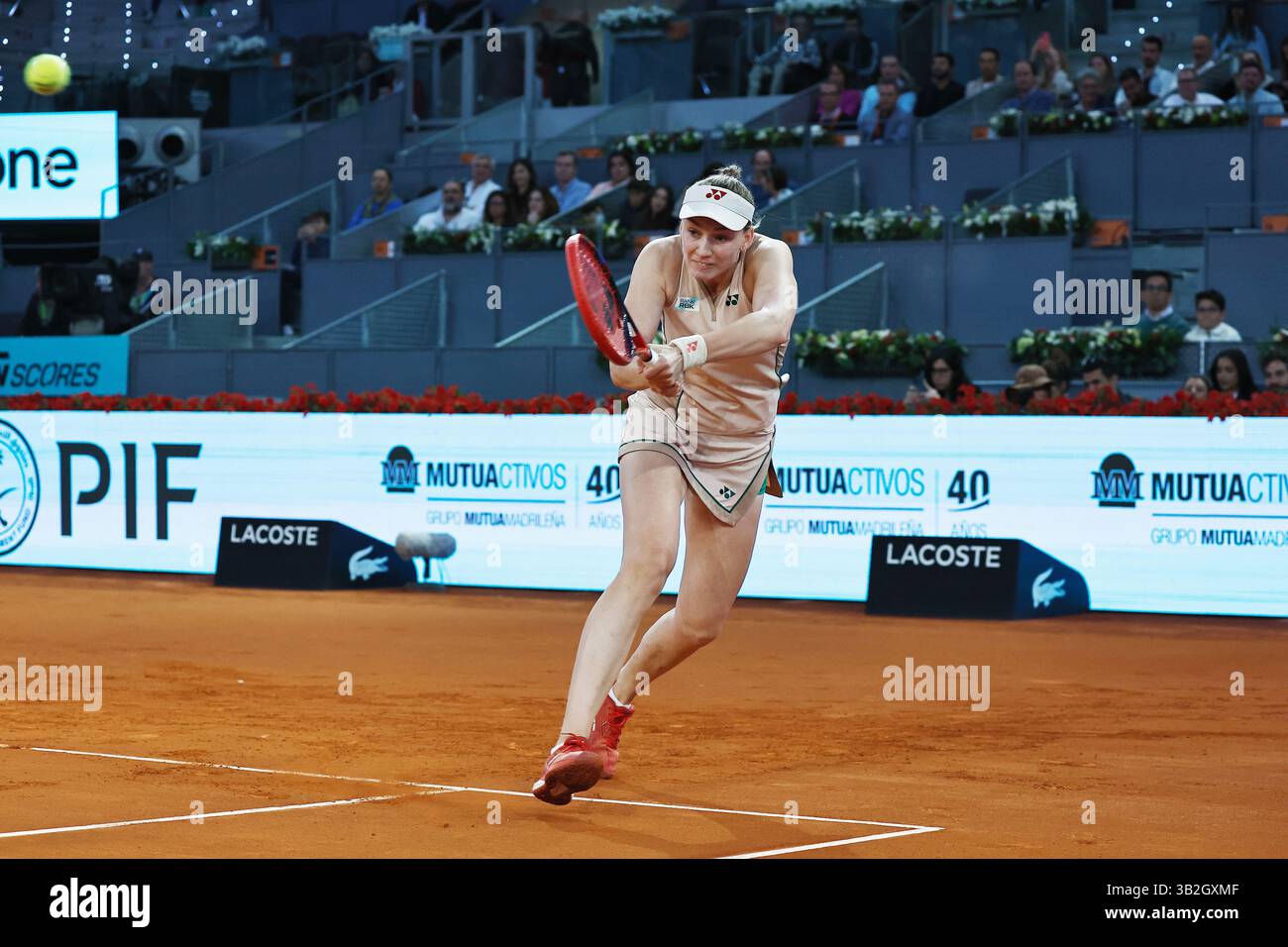 Madrid, Espagne. 27 avril 2025. Elena Rybakina (UKR) Tennis : Elena Rybakina lors de la ronde simple de 32 match contre Elina Svitolina sur le WTA tour 1000 tournois Mutua Madrid Open tournoi de tennis à la Caja Magica de Madrid, Espagne . Crédit : Mutsu Kawamori/AFLO/Alamy Live News Banque D'Images