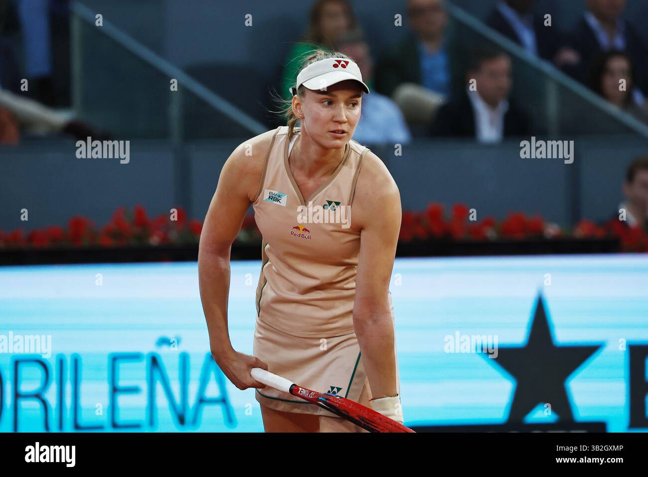 Madrid, Espagne. 27 avril 2025. Elena Rybakina (UKR) Tennis : Elena Rybakina lors de la ronde simple de 32 match contre Elina Svitolina sur le WTA tour 1000 tournois Mutua Madrid Open tournoi de tennis à la Caja Magica de Madrid, Espagne . Crédit : Mutsu Kawamori/AFLO/Alamy Live News Banque D'Images