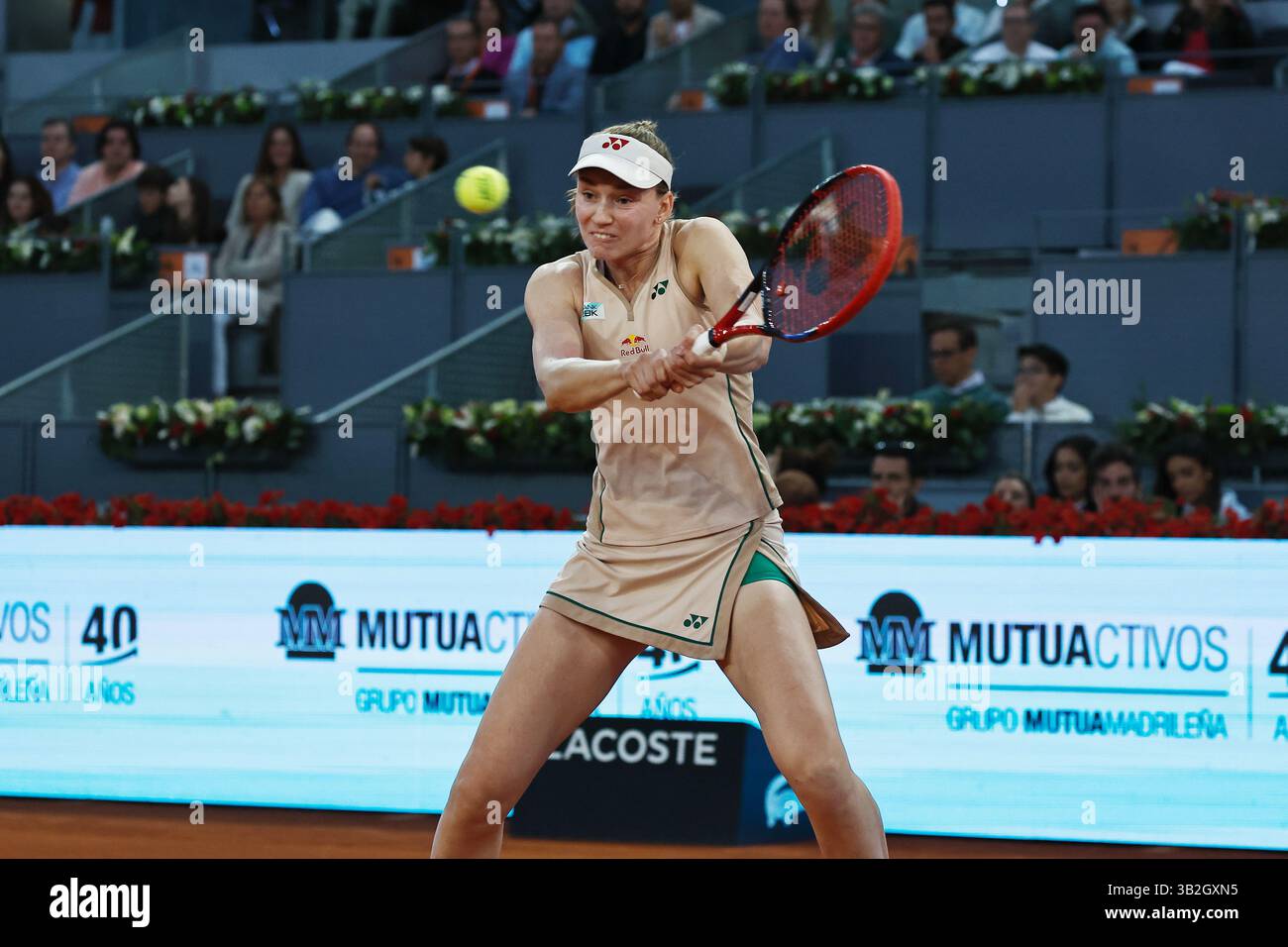 Madrid, Espagne. 27 avril 2025. Elena Rybakina (UKR) Tennis : Elena Rybakina lors de la ronde simple de 32 match contre Elina Svitolina sur le WTA tour 1000 tournois Mutua Madrid Open tournoi de tennis à la Caja Magica de Madrid, Espagne . Crédit : Mutsu Kawamori/AFLO/Alamy Live News Banque D'Images