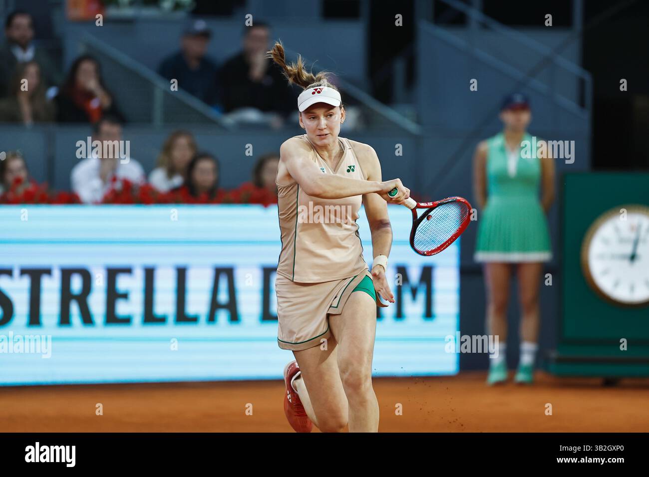 Madrid, Espagne. 27 avril 2025. Elena Rybakina (UKR) Tennis : Elena Rybakina lors de la ronde simple de 32 match contre Elina Svitolina sur le WTA tour 1000 tournois Mutua Madrid Open tournoi de tennis à la Caja Magica de Madrid, Espagne . Crédit : Mutsu Kawamori/AFLO/Alamy Live News Banque D'Images