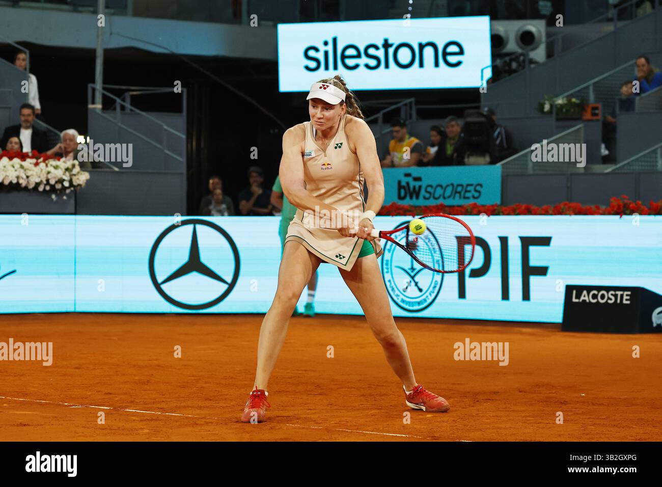 Madrid, Espagne. 27 avril 2025. Elena Rybakina (UKR) Tennis : Elena Rybakina lors de la ronde simple de 32 match contre Elina Svitolina sur le WTA tour 1000 tournois Mutua Madrid Open tournoi de tennis à la Caja Magica de Madrid, Espagne . Crédit : Mutsu Kawamori/AFLO/Alamy Live News Banque D'Images