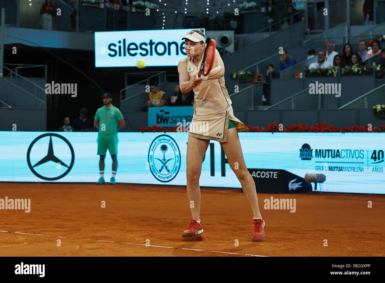 Madrid, Espagne. 27 avril 2025. Elena Rybakina (UKR) Tennis : Elena Rybakina lors de la ronde simple de 32 match contre Elina Svitolina sur le WTA tour 1000 tournois Mutua Madrid Open tournoi de tennis à la Caja Magica de Madrid, Espagne . Crédit : Mutsu Kawamori/AFLO/Alamy Live News Banque D'Images