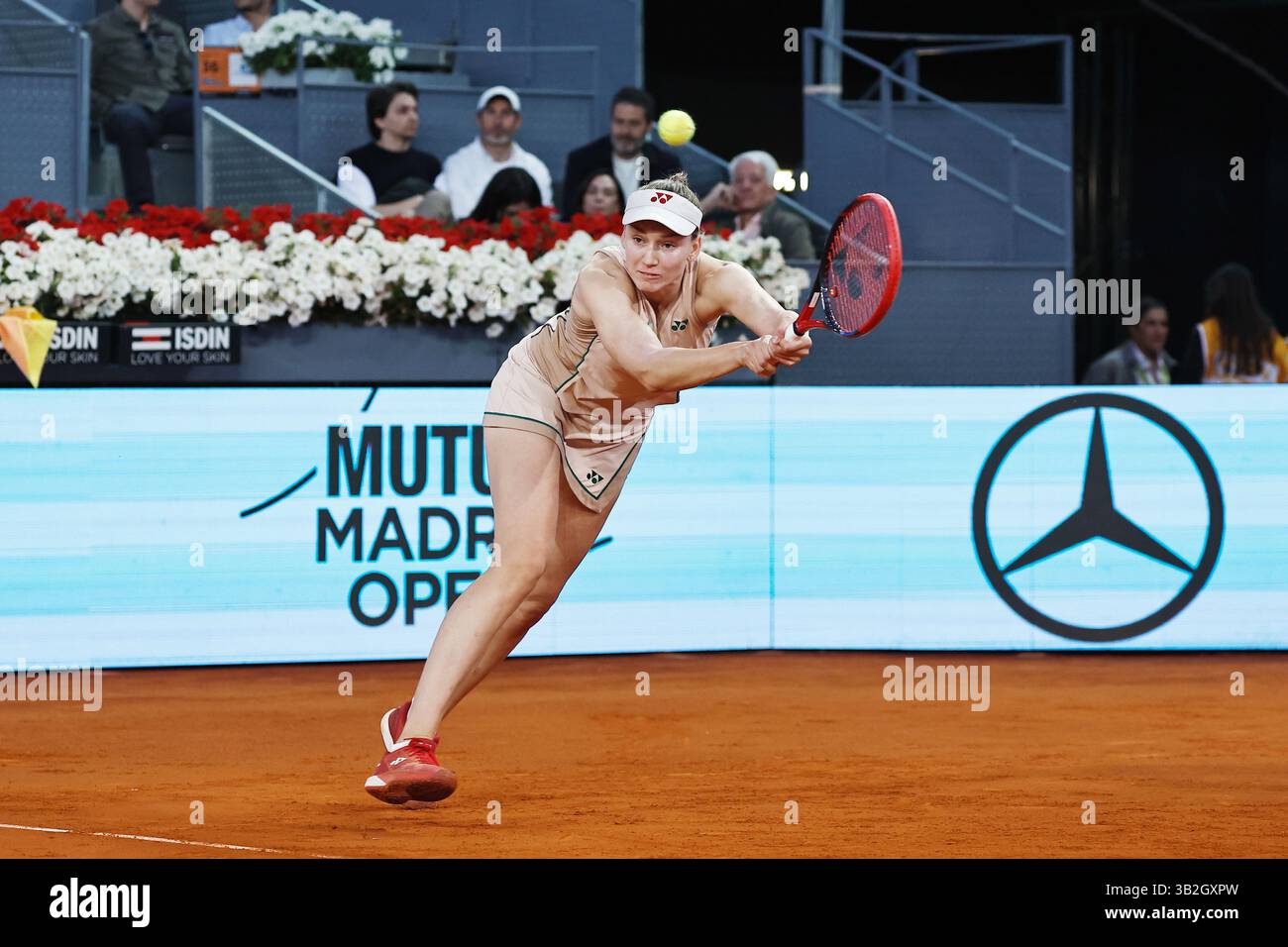 Madrid, Espagne. 27 avril 2025. Elena Rybakina (UKR) Tennis : Elena Rybakina lors de la ronde simple de 32 match contre Elina Svitolina sur le WTA tour 1000 tournois Mutua Madrid Open tournoi de tennis à la Caja Magica de Madrid, Espagne . Crédit : Mutsu Kawamori/AFLO/Alamy Live News Banque D'Images