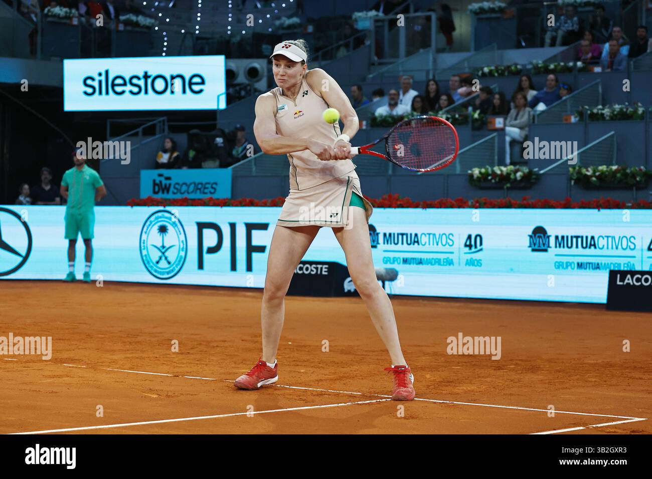 Madrid, Espagne. 27 avril 2025. Elena Rybakina (UKR) Tennis : Elena Rybakina lors de la ronde simple de 32 match contre Elina Svitolina sur le WTA tour 1000 tournois Mutua Madrid Open tournoi de tennis à la Caja Magica de Madrid, Espagne . Crédit : Mutsu Kawamori/AFLO/Alamy Live News Banque D'Images