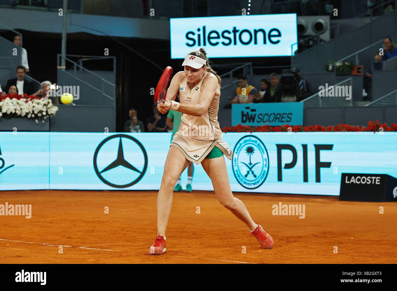 Madrid, Espagne. 27 avril 2025. Elena Rybakina (UKR) Tennis : Elena Rybakina lors de la ronde simple de 32 match contre Elina Svitolina sur le WTA tour 1000 tournois Mutua Madrid Open tournoi de tennis à la Caja Magica de Madrid, Espagne . Crédit : Mutsu Kawamori/AFLO/Alamy Live News Banque D'Images