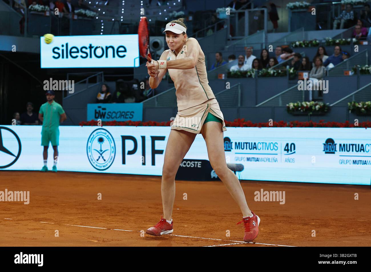 Madrid, Espagne. 27 avril 2025. Elena Rybakina (UKR) Tennis : Elena Rybakina lors de la ronde simple de 32 match contre Elina Svitolina sur le WTA tour 1000 tournois Mutua Madrid Open tournoi de tennis à la Caja Magica de Madrid, Espagne . Crédit : Mutsu Kawamori/AFLO/Alamy Live News Banque D'Images
