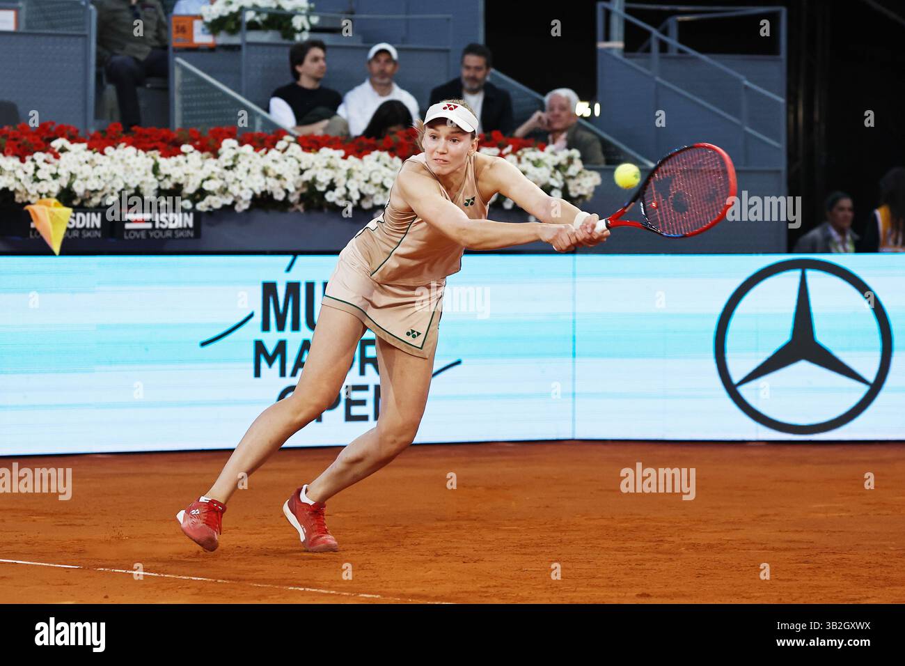 Madrid, Espagne. 27 avril 2025. Elena Rybakina (UKR) Tennis : Elena Rybakina lors de la ronde simple de 32 match contre Elina Svitolina sur le WTA tour 1000 tournois Mutua Madrid Open tournoi de tennis à la Caja Magica de Madrid, Espagne . Crédit : Mutsu Kawamori/AFLO/Alamy Live News Banque D'Images