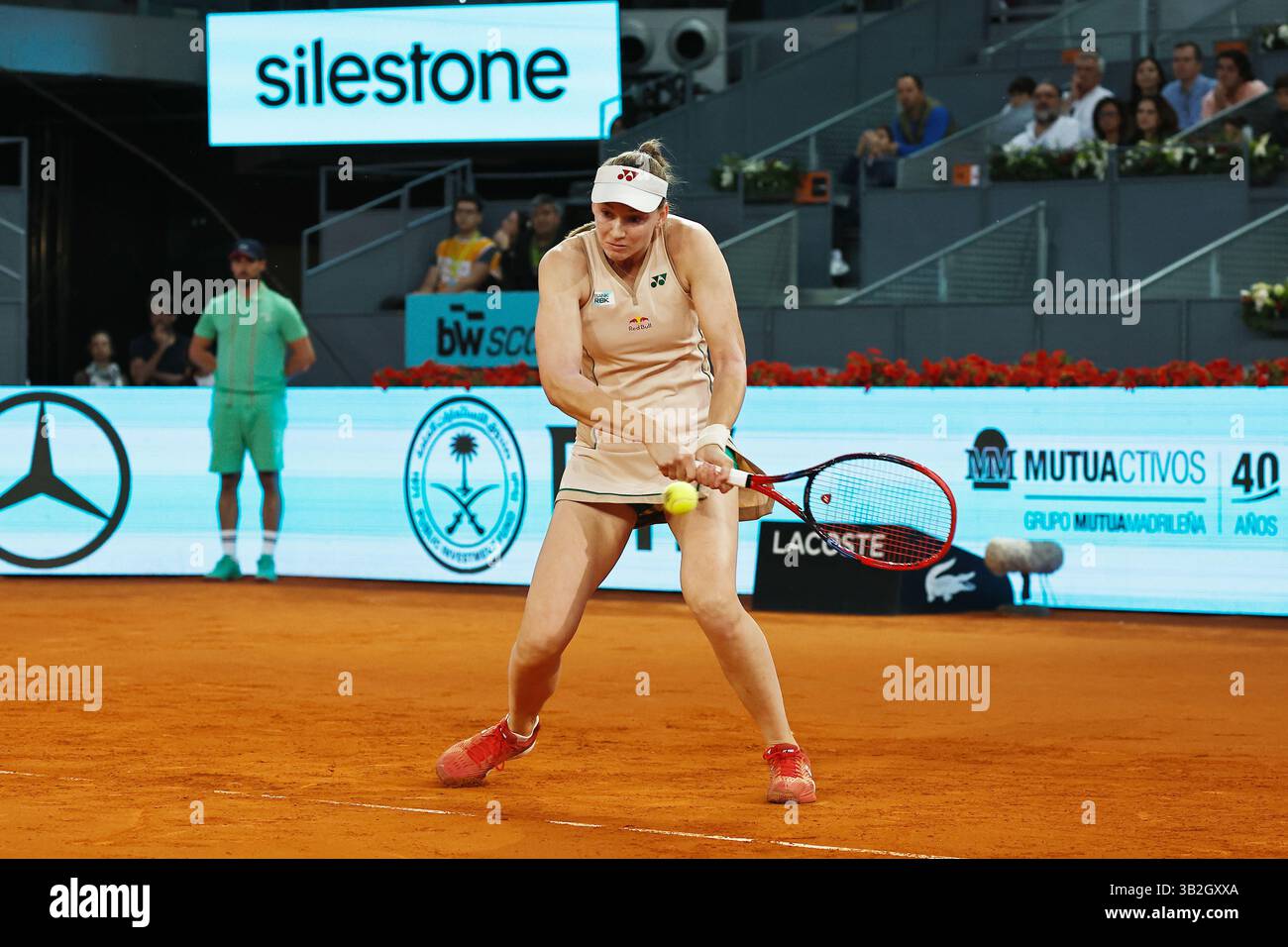 Madrid, Espagne. 27 avril 2025. Elena Rybakina (UKR) Tennis : Elena Rybakina lors de la ronde simple de 32 match contre Elina Svitolina sur le WTA tour 1000 tournois Mutua Madrid Open tournoi de tennis à la Caja Magica de Madrid, Espagne . Crédit : Mutsu Kawamori/AFLO/Alamy Live News Banque D'Images