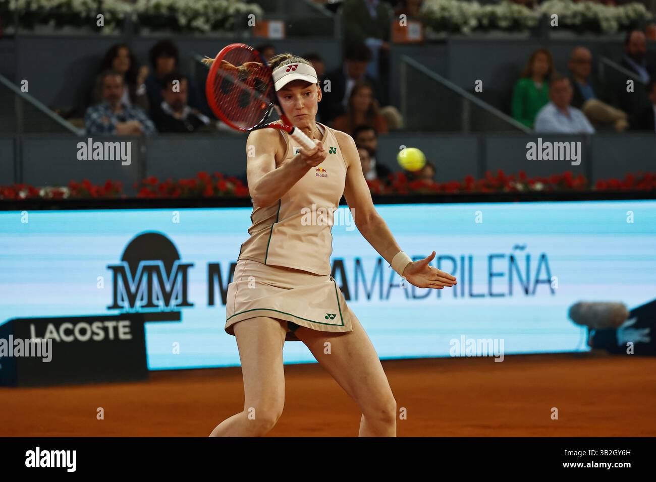 Madrid, Espagne. 27 avril 2025. Elena Rybakina (UKR) Tennis : Elena Rybakina lors de la ronde simple de 32 match contre Elina Svitolina sur le WTA tour 1000 tournois Mutua Madrid Open tournoi de tennis à la Caja Magica de Madrid, Espagne . Crédit : Mutsu Kawamori/AFLO/Alamy Live News Banque D'Images