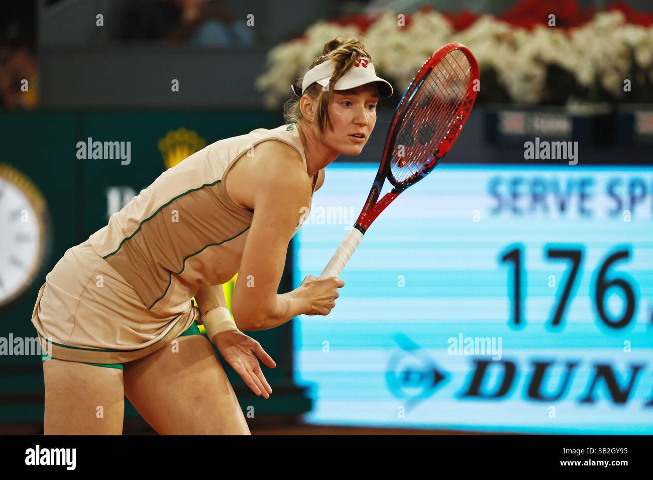 Madrid, Espagne. 27 avril 2025. Elena Rybakina (UKR) Tennis : Elena Rybakina lors de la ronde simple de 32 match contre Elina Svitolina sur le WTA tour 1000 tournois Mutua Madrid Open tournoi de tennis à la Caja Magica de Madrid, Espagne . Crédit : Mutsu Kawamori/AFLO/Alamy Live News Banque D'Images
