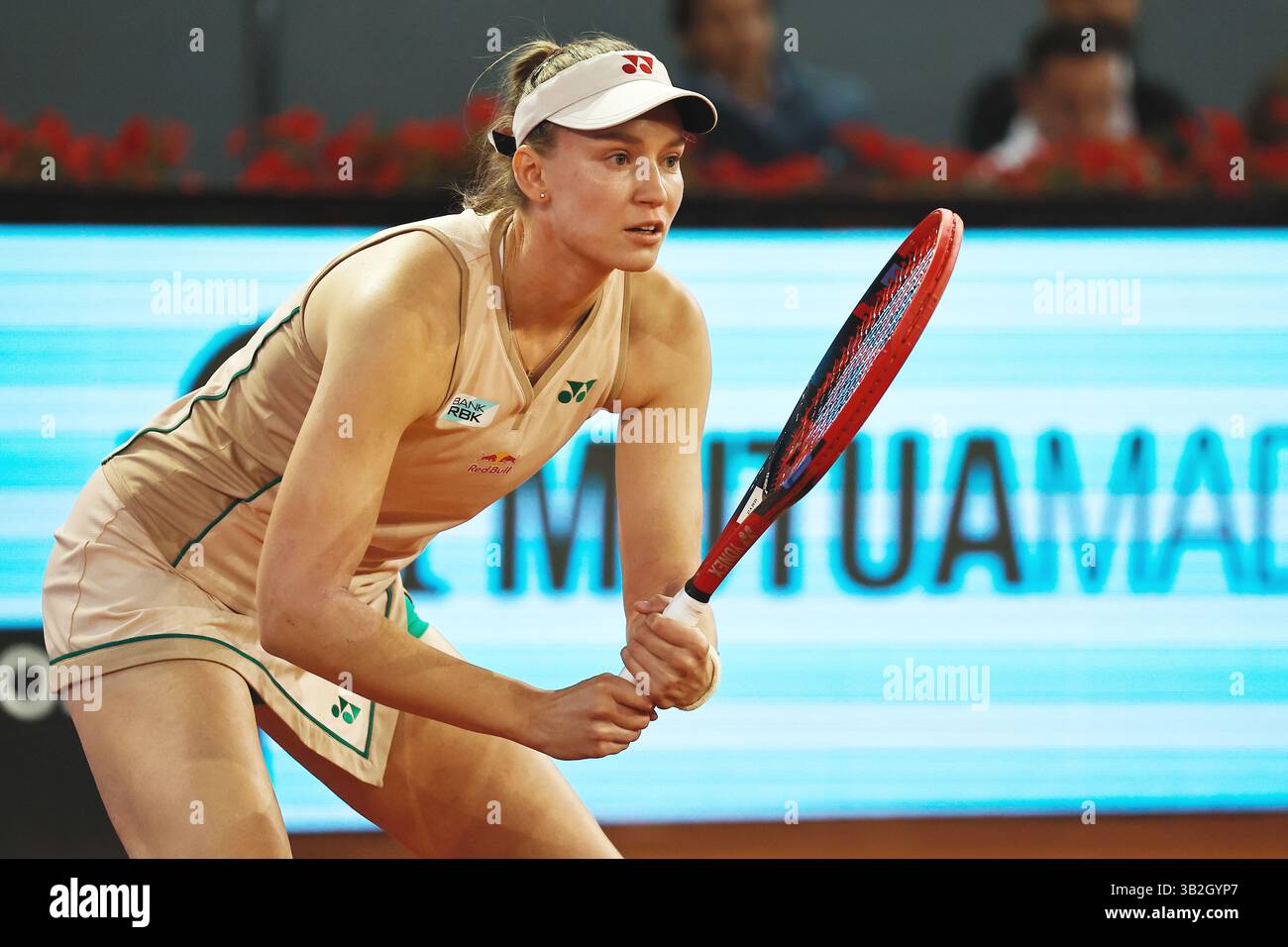 Madrid, Espagne. 27 avril 2025. Elena Rybakina (UKR) Tennis : Elena Rybakina lors de la ronde simple de 32 match contre Elina Svitolina sur le WTA tour 1000 tournois Mutua Madrid Open tournoi de tennis à la Caja Magica de Madrid, Espagne . Crédit : Mutsu Kawamori/AFLO/Alamy Live News Banque D'Images