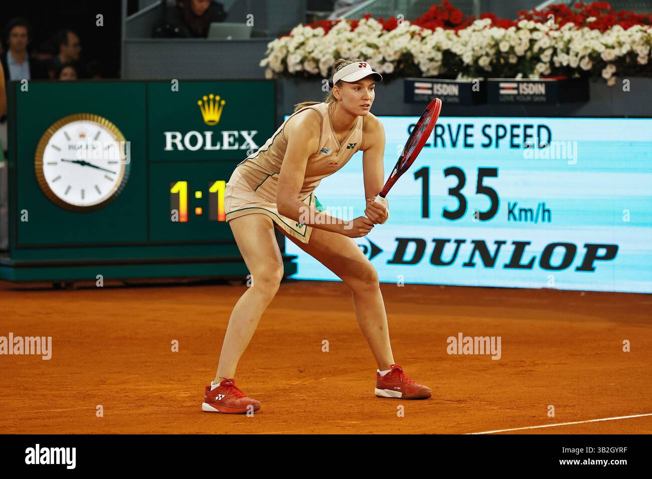 Madrid, Espagne. 27 avril 2025. Elena Rybakina (UKR) Tennis : Elena Rybakina lors de la ronde simple de 32 match contre Elina Svitolina sur le WTA tour 1000 tournois Mutua Madrid Open tournoi de tennis à la Caja Magica de Madrid, Espagne . Crédit : Mutsu Kawamori/AFLO/Alamy Live News Banque D'Images