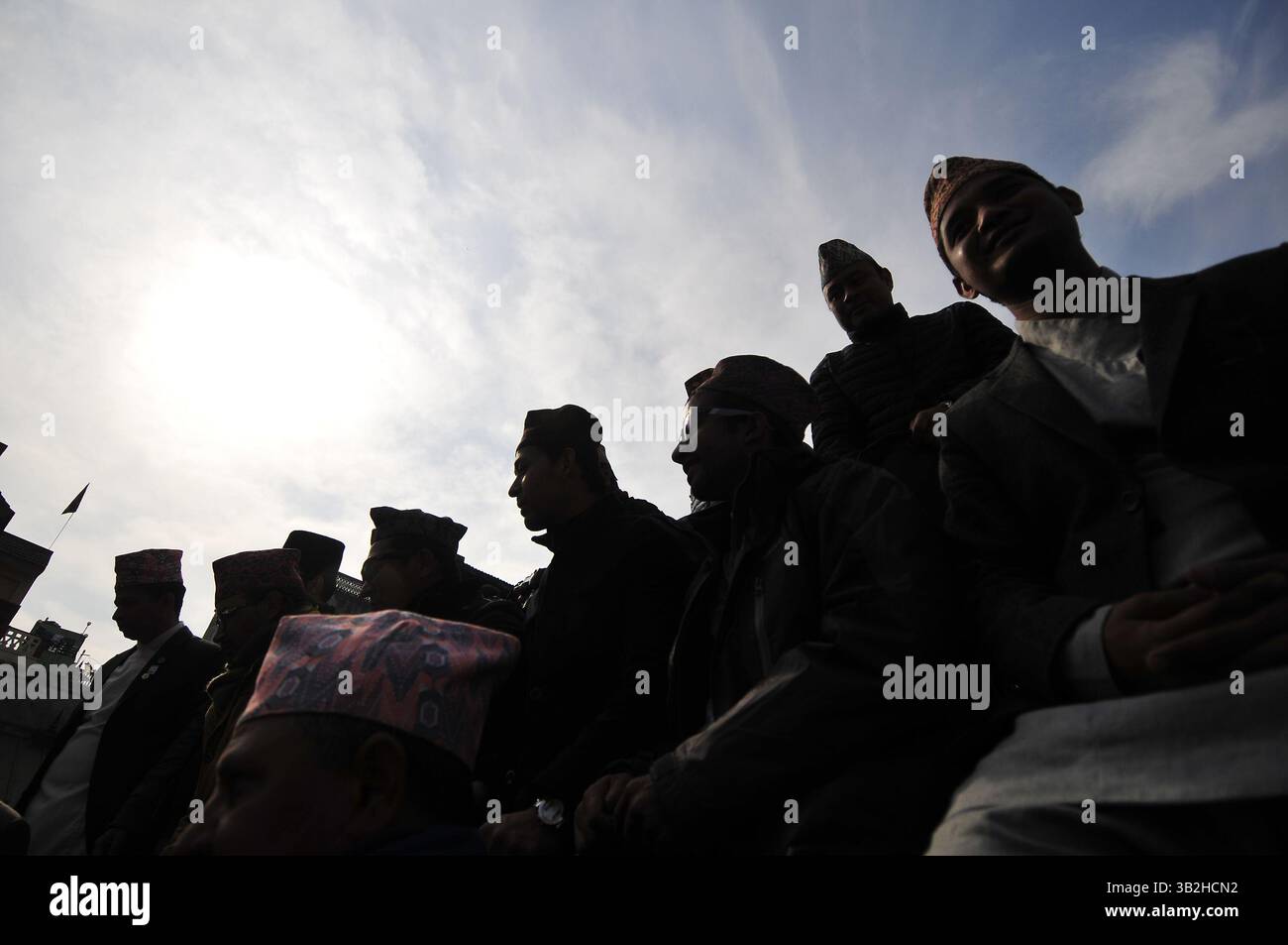 Janvier 1, 2016 - Katmandou, NP, Népal - les Népalais portant le ''Dhaka-Topi'' traditionnel népalais lors de la célébration de la journée ''Dhaka-Topi'' traditionnelle népalaise nationale népalaise'' à Katmandou, Népal, le 1er janvier 2015. Diffusion du slogan « Letâ€™s Sauvez notre culture et nos nationalités » et « letâ€™s Spread it over the World » (crédit image : © Narayan Maharjan via ZUMA Wire) Banque D'Images