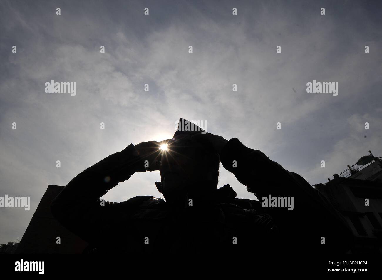Janvier 1, 2016 - Katmandou, NP, Népal - jeunes népalais portant le ''Dhaka-Topi'' traditionnel népalais lors de la célébration de la Journée ''Dhaka-Topi'' traditionnelle népalaise nationale népalaise'' à Katmandou, Népal, le 1er janvier 2015. Diffusion du slogan « Letâ€™s Sauvez notre culture et nos nationalités » et « letâ€™s Spread it over the World » (crédit image : © Narayan Maharjan via ZUMA Wire) Banque D'Images
