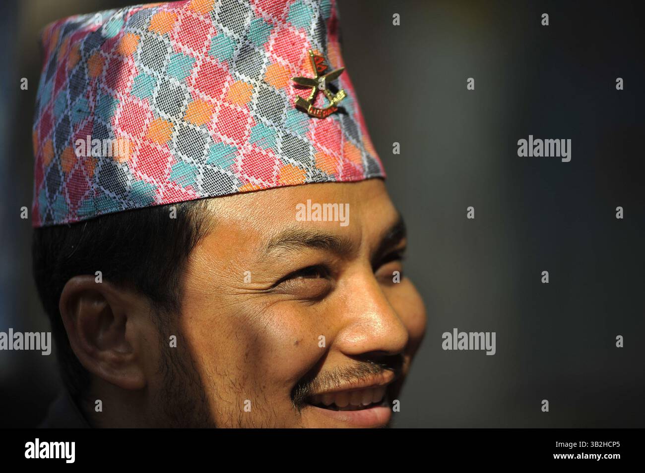 Janvier 1, 2016 - Katmandou, NP, Népal - BINAY Maharjan, 30 ans, sourit après avoir porté le ''Dhaka-Topi'' traditionnel népalais pour la célébration de la journée Diwas ''Dhaka-Topi'' traditionnelle népalaise nationale népalaise à Katmandou, Népal, le 1er janvier 2015. Diffusion du slogan « Letâ€™s Sauvez notre culture et nos nationalités » et « letâ€™s Spread it over the World » (crédit image : © Narayan Maharjan via ZUMA Wire) Banque D'Images