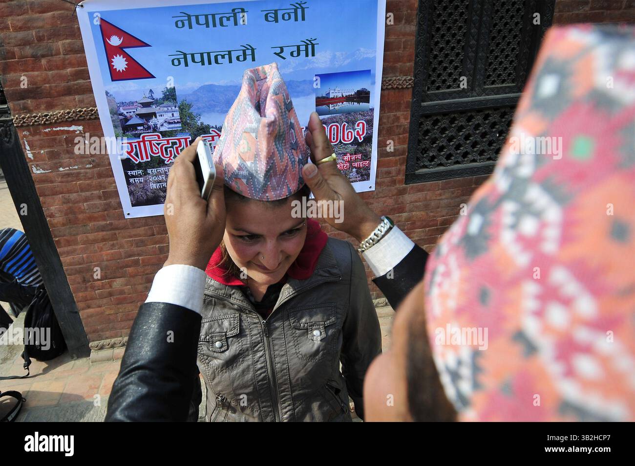 Janvier 1, 2016 - Katmandou, NP, Népal - SOIZIC HERAULT, 26 ans, de France portant le ''Dhaka-Topi'' traditionnel népalais lors de la célébration de la journée ''Dhaka-Topi'' traditionnelle népalaise nationale népalaise'' à Katmandou, Népal, le 1er janvier 2015. Diffusion du slogan « Letâ€™s Sauvez notre culture et nos nationalités » et « letâ€™s Spread it over the World » (crédit image : © Narayan Maharjan via ZUMA Wire) Banque D'Images